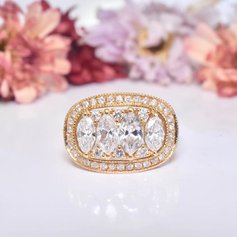 Modern 18ct Yellow Gold Marquise And Round Brilliant Cut Diamond Ring - 1.90ct I In Excellent Condition For Sale In NEW TOWN, AU