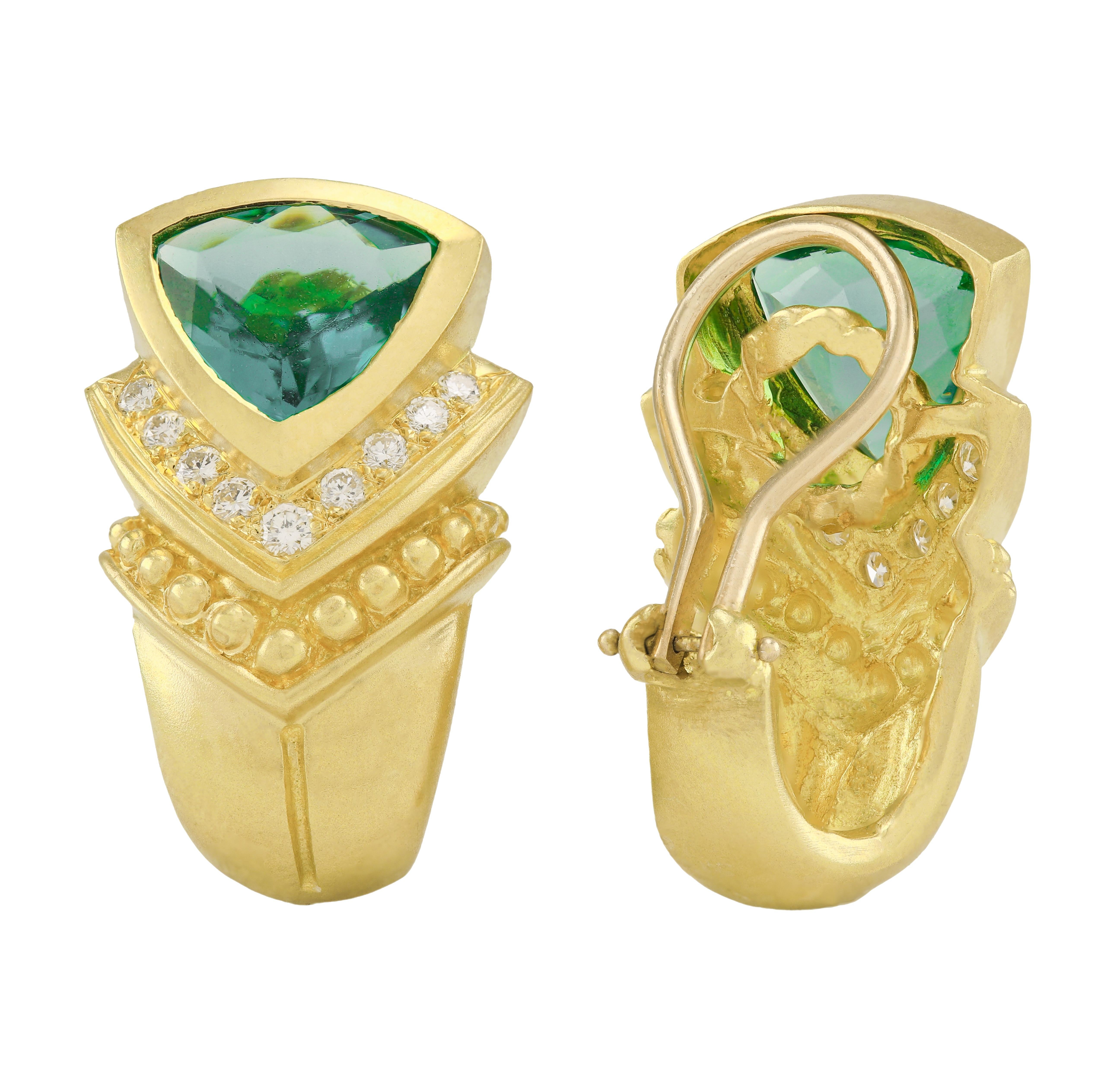 Clips d'oreille modernes en or 18 carats avec tourmaline taille trillion de 10,0 carats
Des clips d'oreilles étonnants et audacieux qui feront une déclaration exceptionnelle. Une belle paire de tourmalines vertes taillées en trillion, qui font