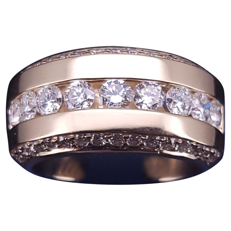 Anillo moderno de oro de 18 quilates con diamantes redondos engastados en canal