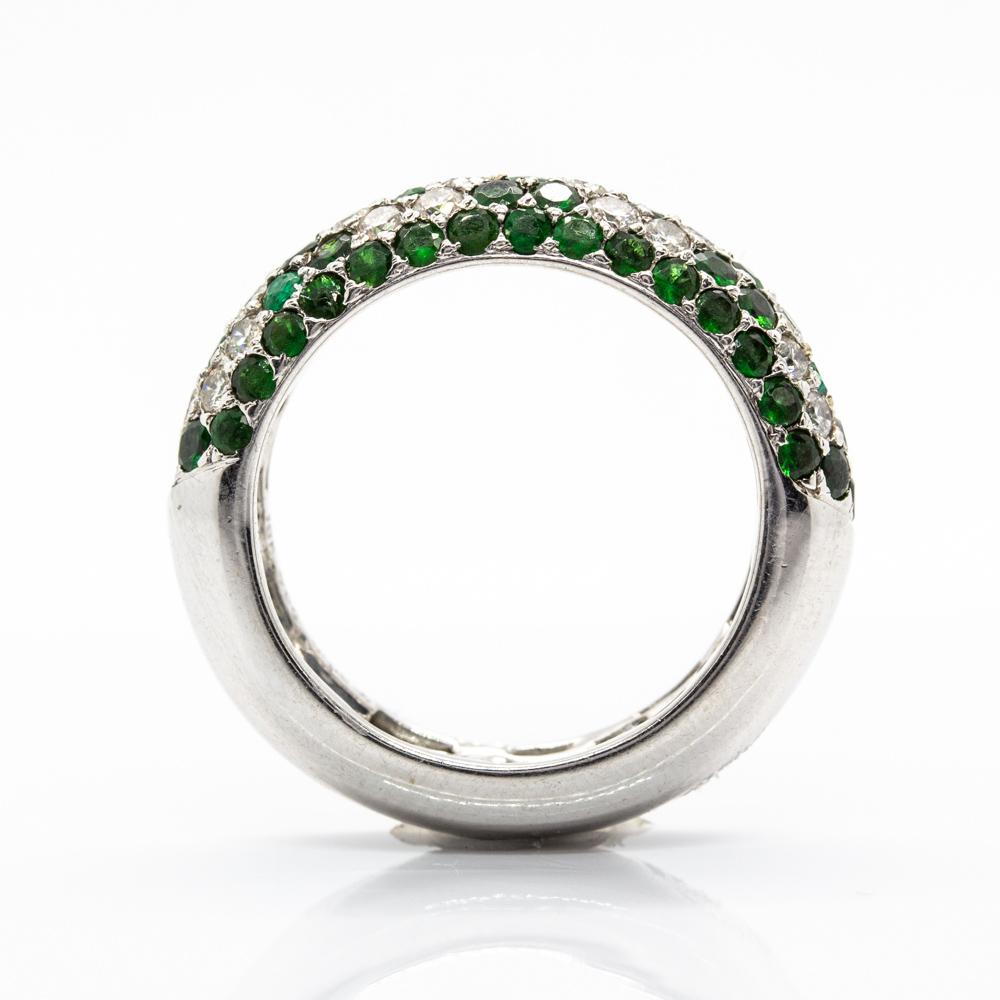 Modern 18 Karat Gold Diamonds and Emeralds Ring In Excellent Condition For Sale In Miami, FL
