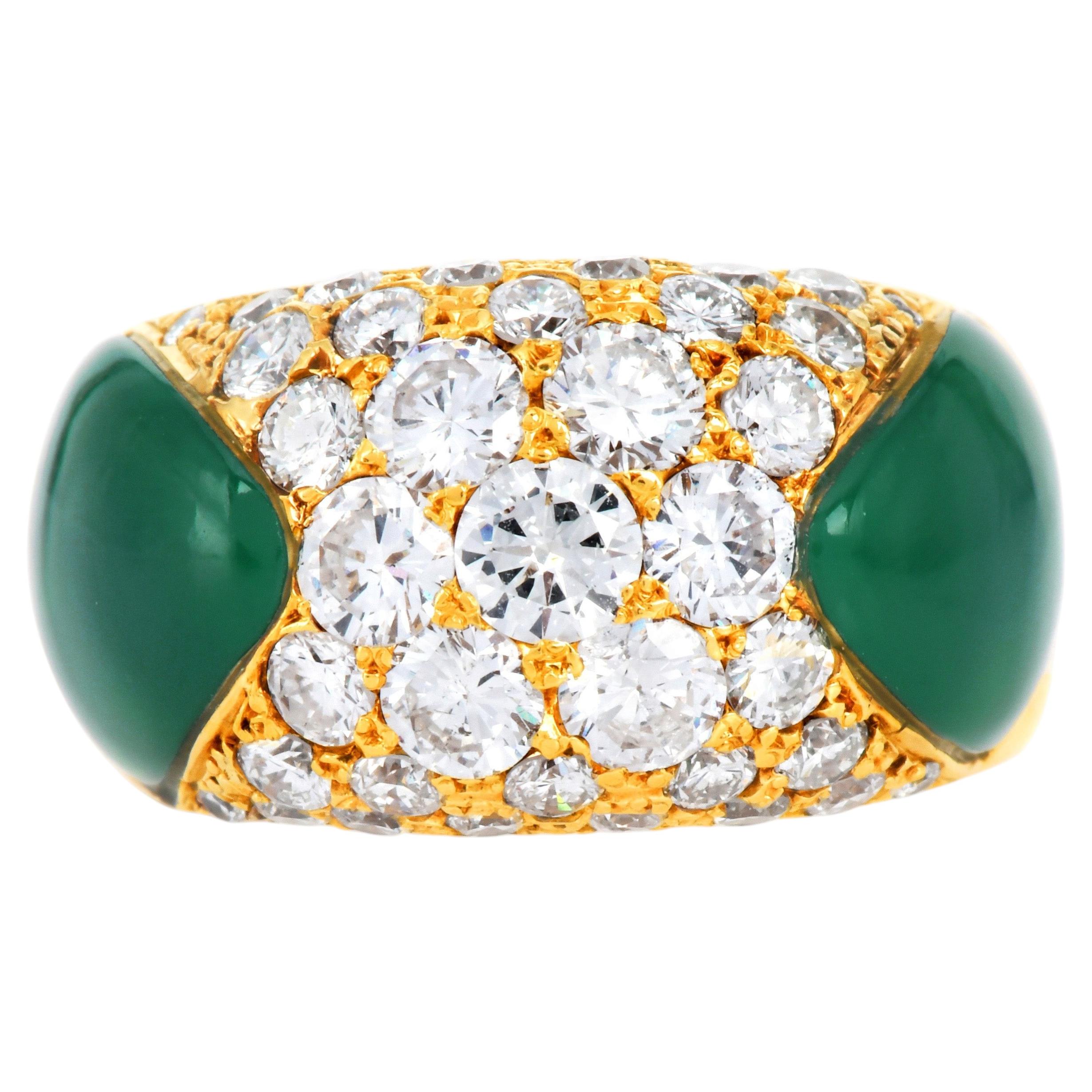 Moderner Kuppelring aus 18 Karat Gold mit grünem Chalcedon und 2,50 Karat Diamanten