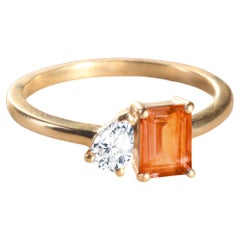 Anillo moderno de oro de 18k con un citrino de Madeira talla esmeralda y un diamante talla pera