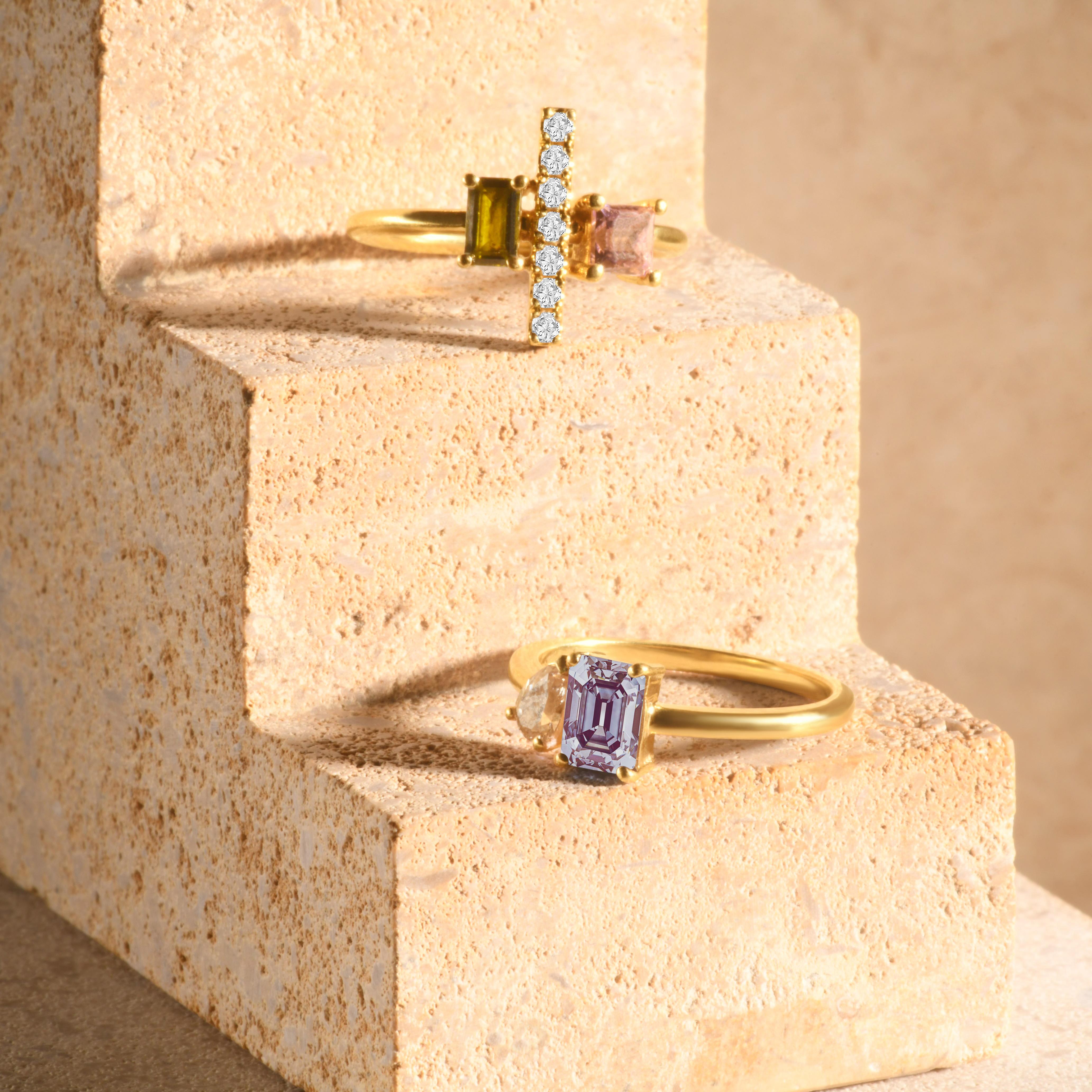 For Sale:  Modern 18k gold ring with an emerald-cut green Tourmaline and a pear-cut diamond 4