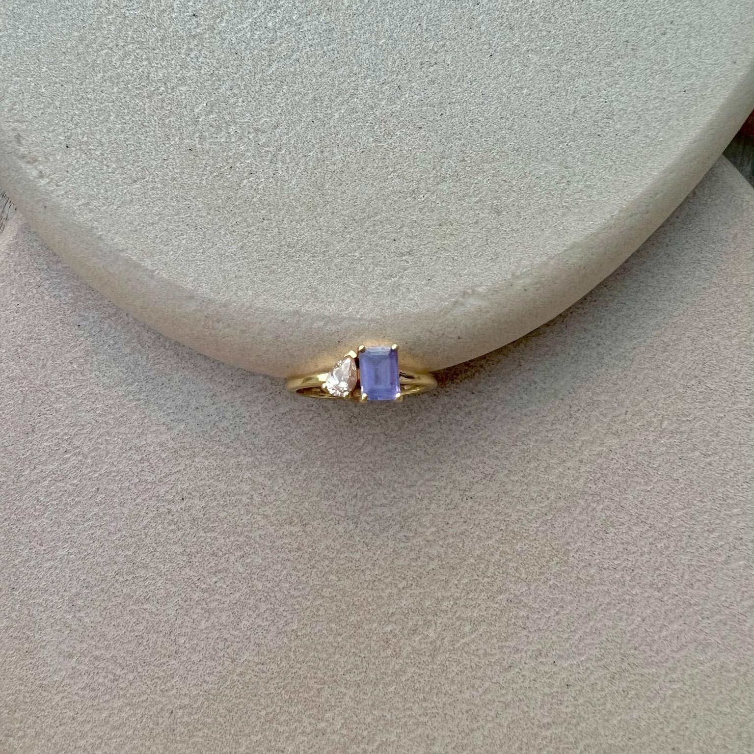 For Sale:  Modern 18k gold ring with an emerald-cut green Tourmaline and a pear-cut diamond 9