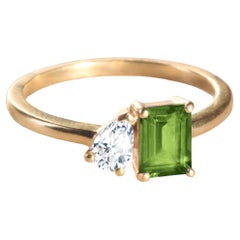 Moderner Ring aus 18 Karat Gold mit einem grünen Turmalin im Smaragdschliff und einem Diamanten im Birnenschliff