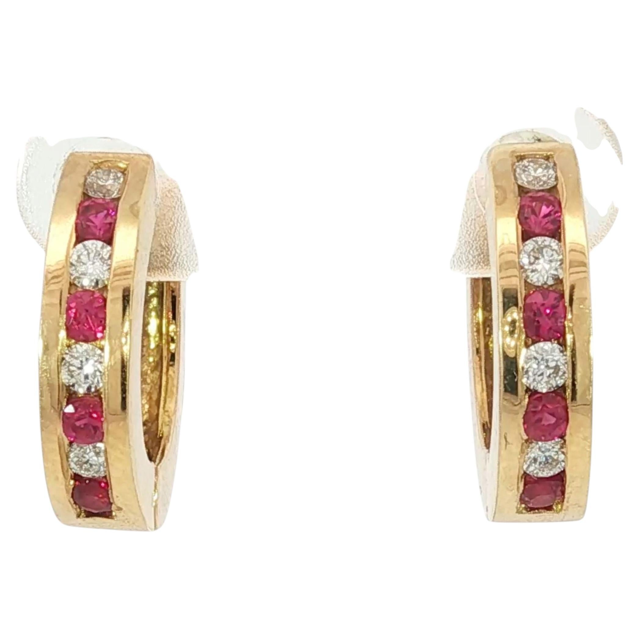 Pendientes de aro tipo «huggie» de oro amarillo de 18 quilates con rubíes y diamantes, de alrededor de 2010, ~0,64 ct en total