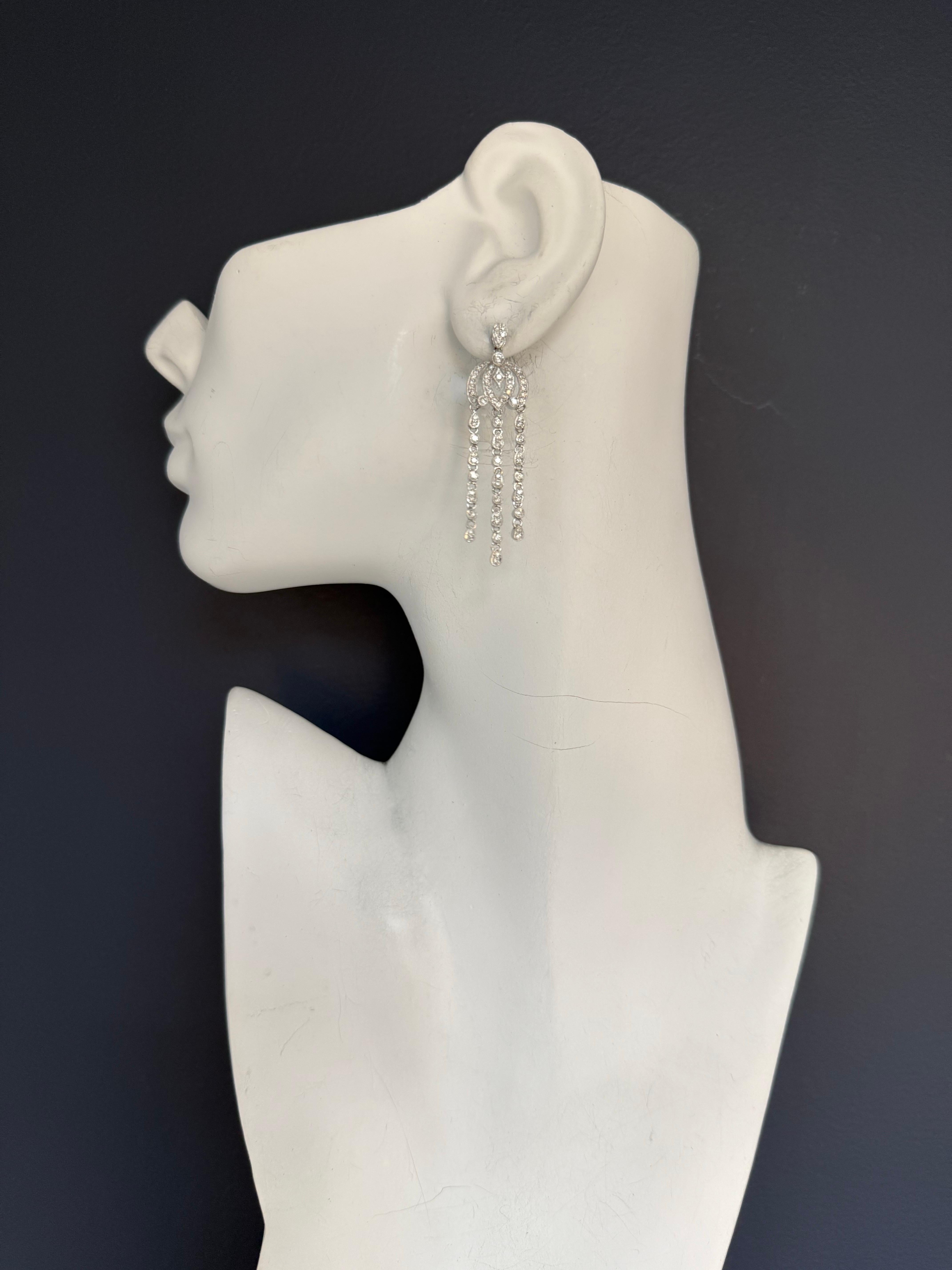 Orecchini a lampadario moderni in oro bianco 18 carati con diamanti naturali da 1,2 carati In condizioni buone in vendita a Los Angeles, CA
