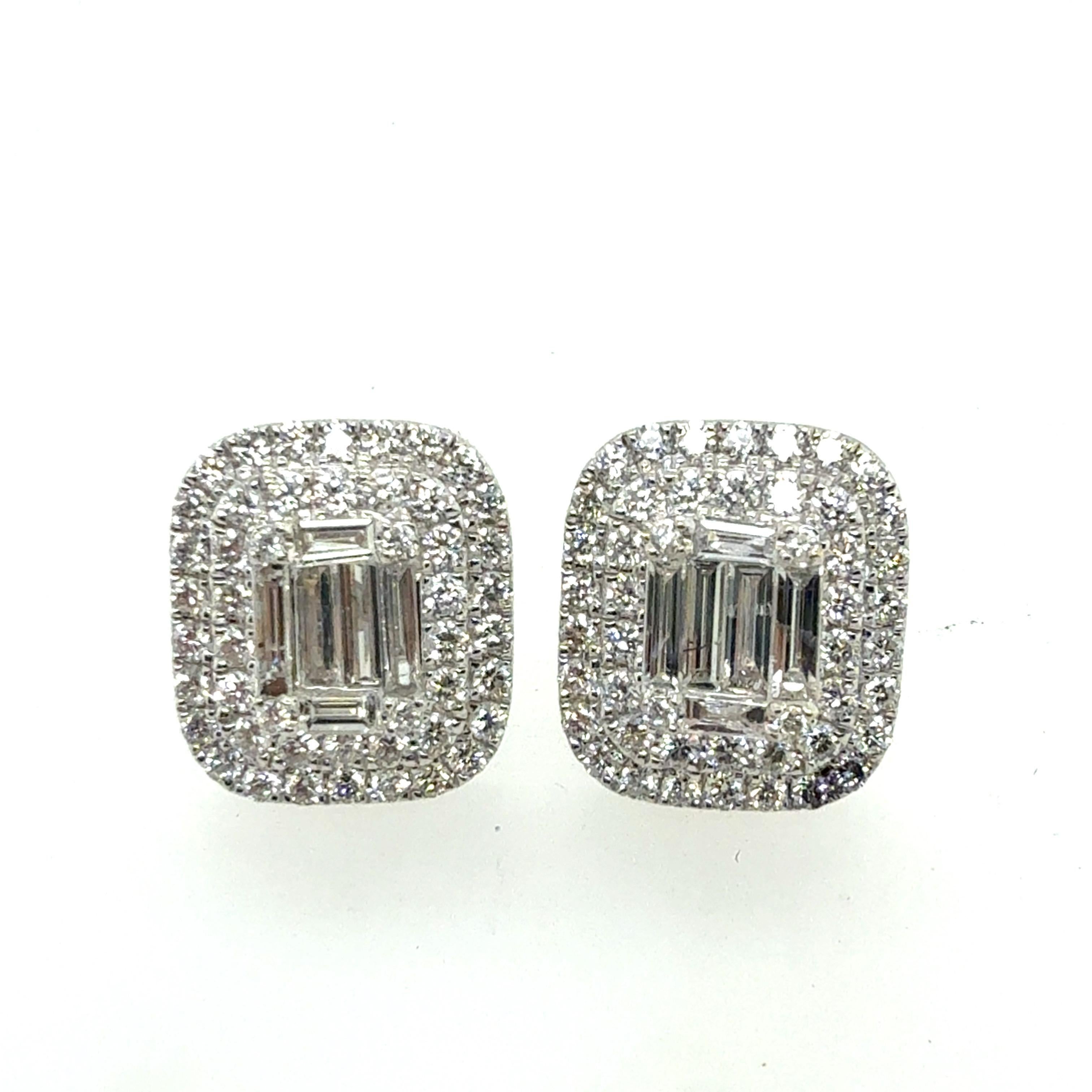 Boucles d'oreilles modernes en or blanc 18 carats serties de 112 diamants naturels incolores - 12 baguettes et environ 100 pierres rondes de taille brillant - d'un poids total d'environ 1,4 CARAT. Les boucles d'oreilles mesurent environ 13,5 mm de