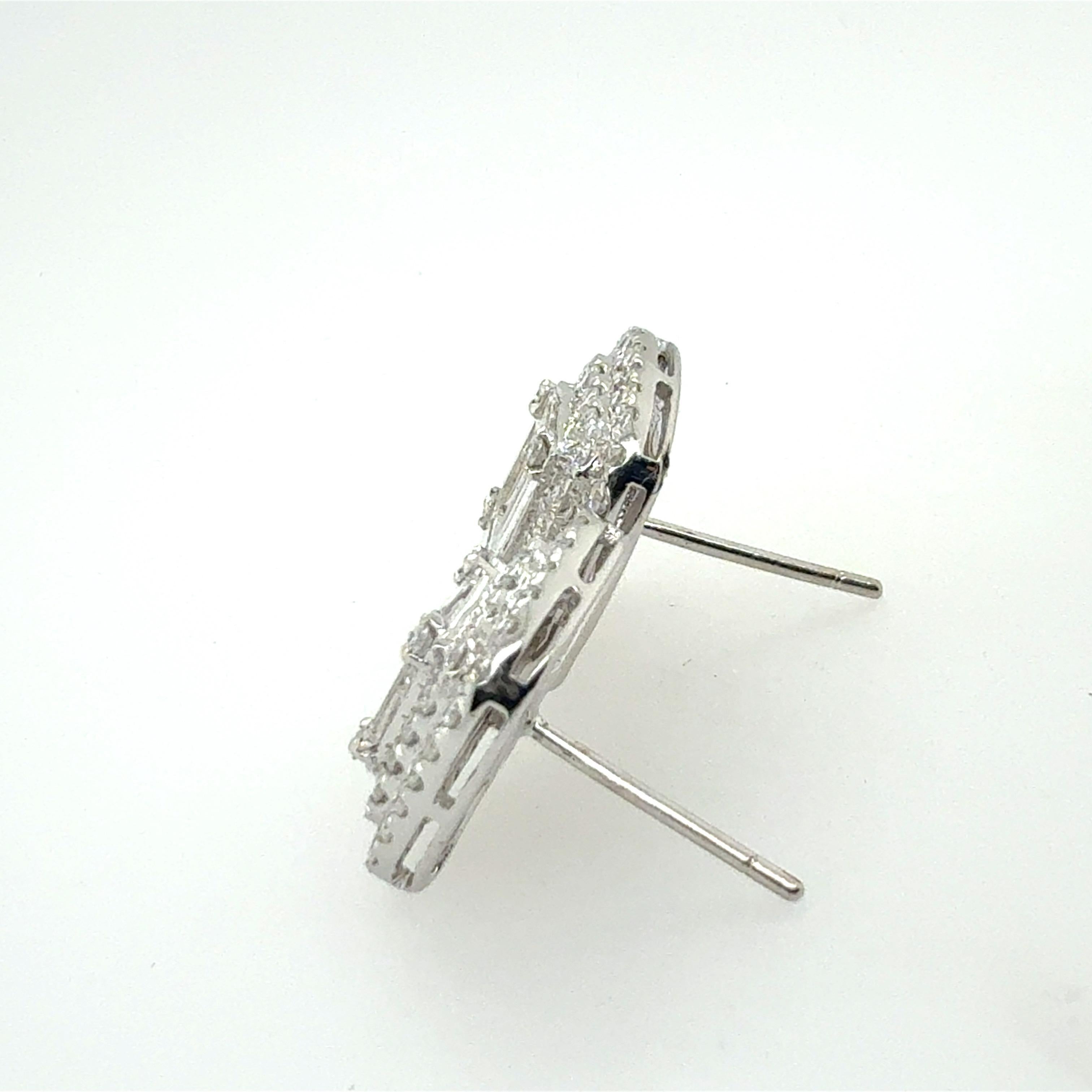 Moderne Boucles d'oreilles modernes en or blanc 18 carats serties de diamants naturels de 1,4 carat en vente