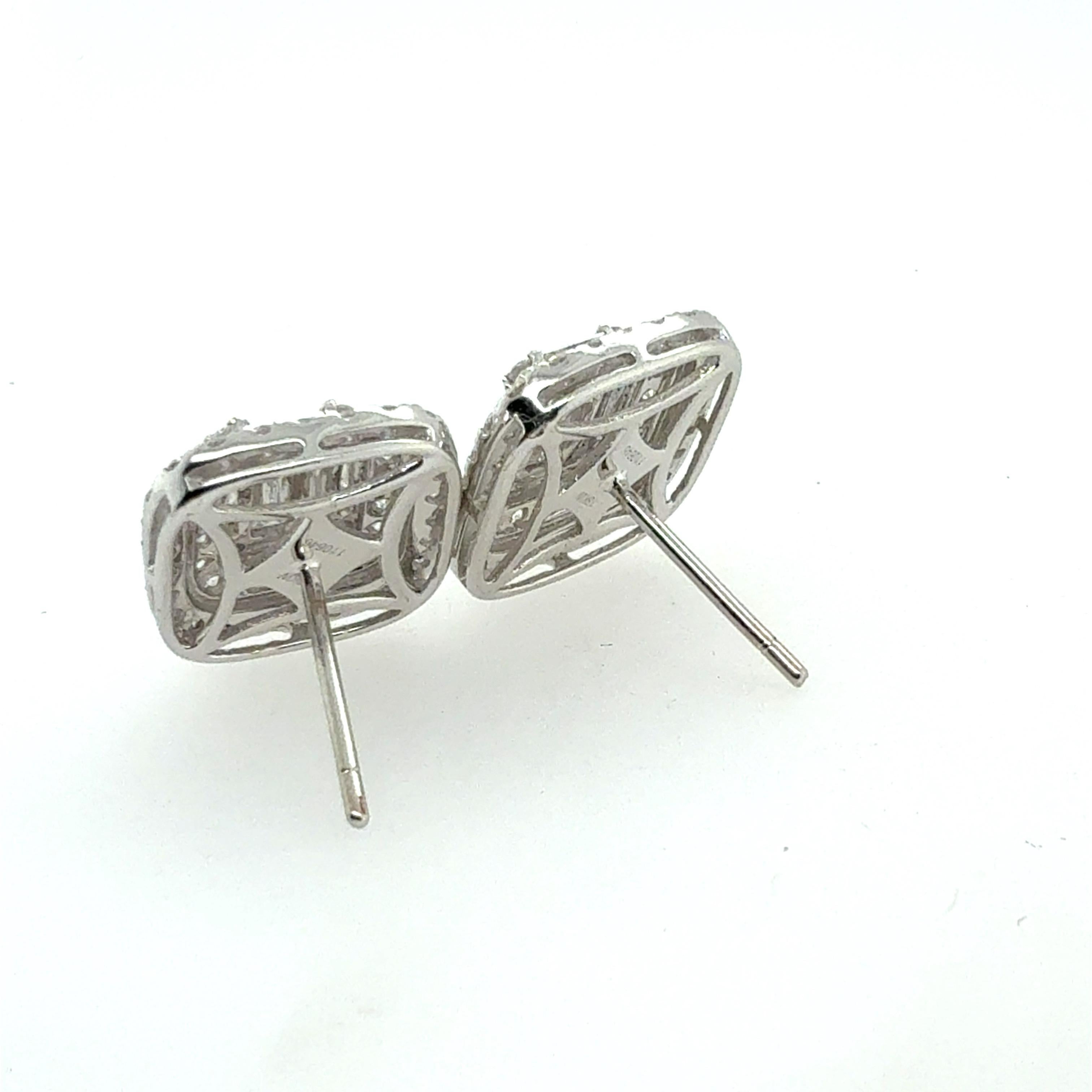 Boucles d'oreilles modernes en or blanc 18 carats serties de diamants naturels de 1,4 carat Bon état - En vente à Los Angeles, CA
