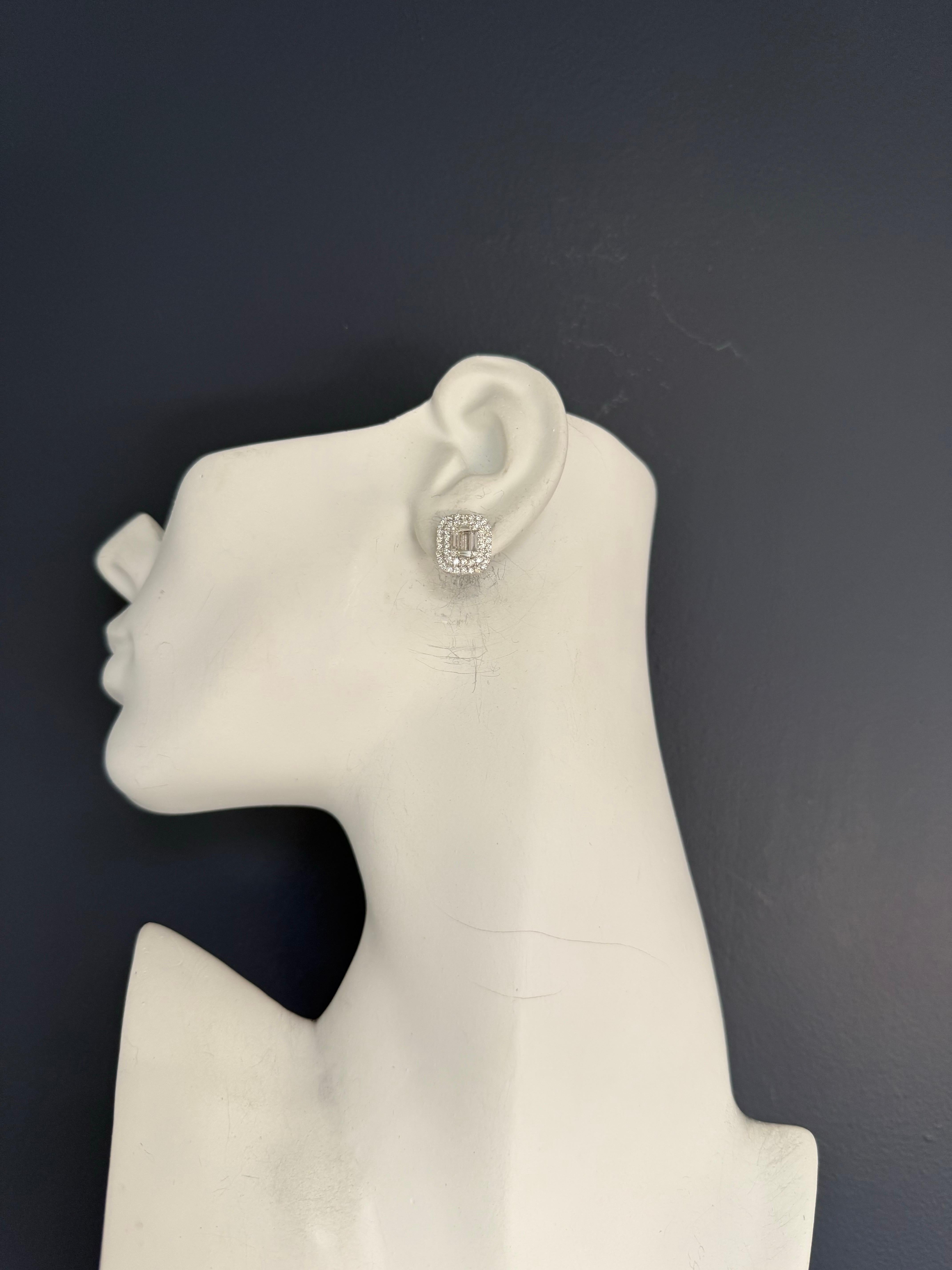 Boucles d'oreilles modernes en or blanc 18 carats serties de diamants naturels de 1,4 carat en vente 1