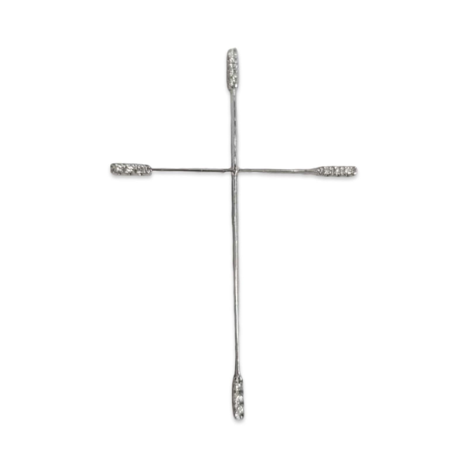 Pendentif croix en diamant moderne et raffiné, réalisé en or blanc massif 18K, pesant 2,4 grammes. Ce design de croix élégant et minimaliste présente 12 diamants ronds naturels de taille brillant, chacun d'environ 1,5 mm, pour un poids total de