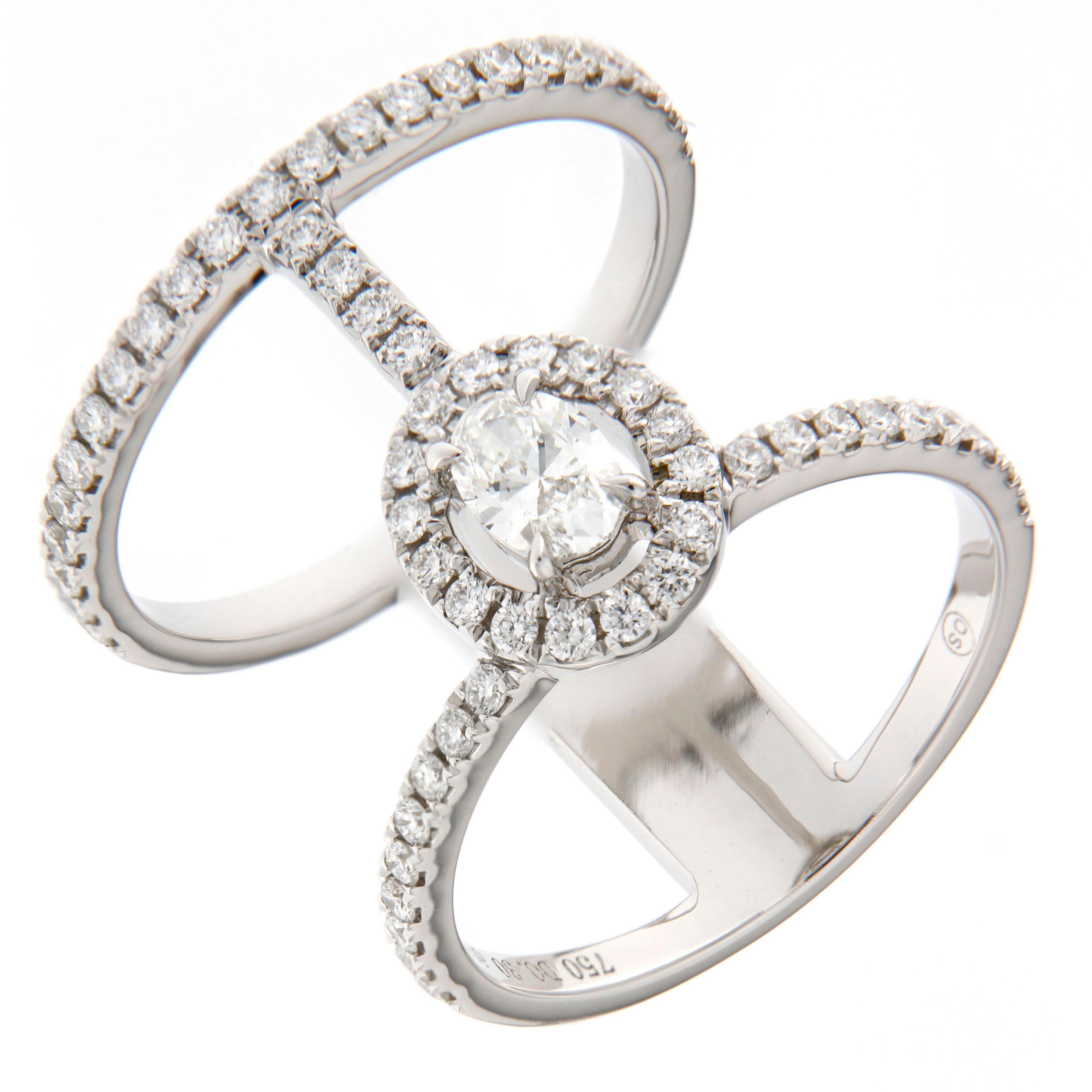 Questo straordinario anello con diamante in oro bianco 18 carati è un pezzo contemporaneo che combina un design audace con un'eleganza senza tempo. 

L'anello presenta due fasce parallele di diamanti collegate da una linea verticale di diamanti, che