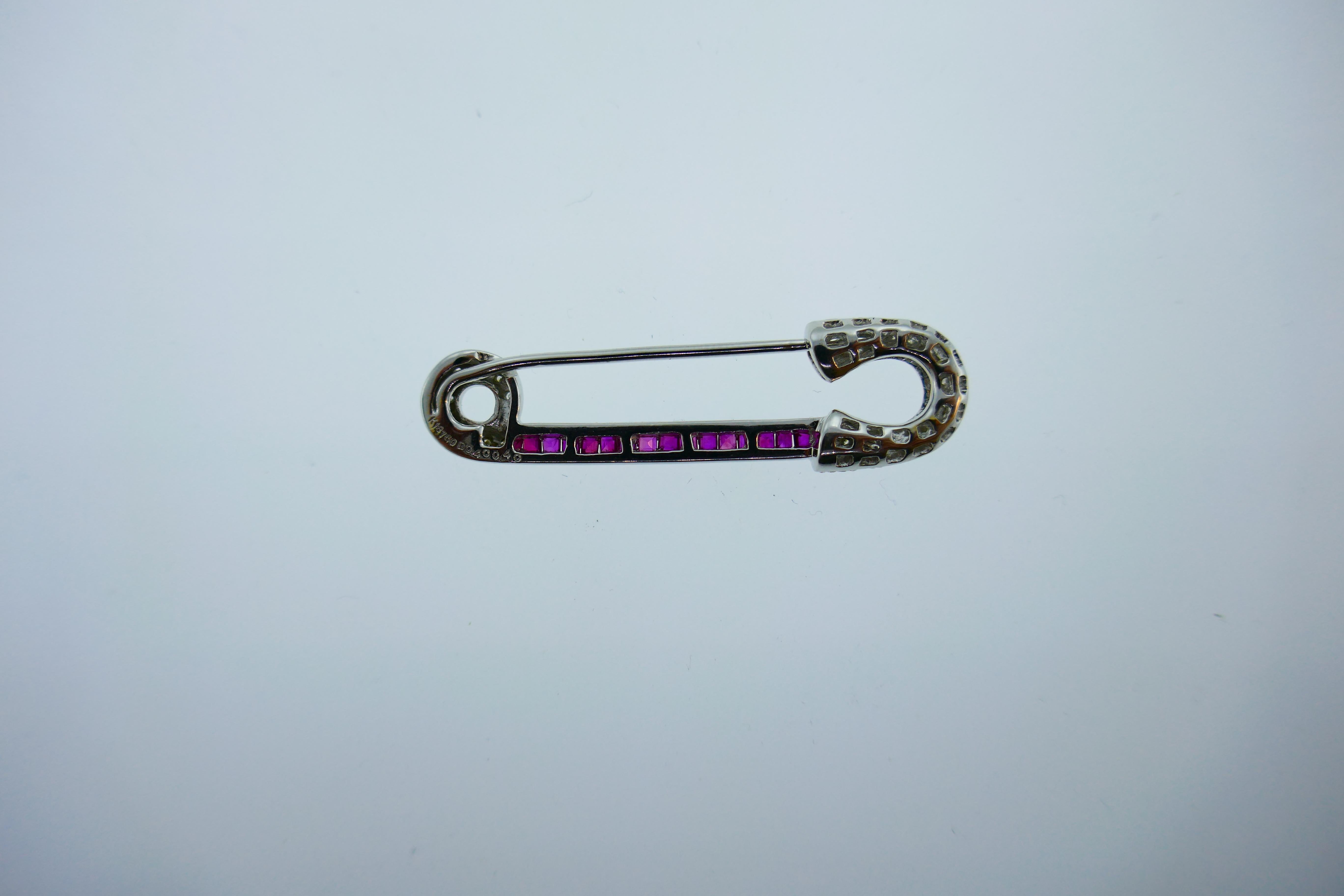 Modern 18k White Gold, Diamond & Ruby Safety Pin Brooch





Here is your chance to purchase a beautiful and highly collectible pin / brooch.  Truly a great piece at a great price! 



Weight: 4.5 grams



Condition: excellent



Dimensions: 1 5/8