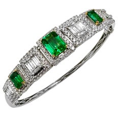 Modern 18K White Gold Emerald and Diamond Bangle Bracelet