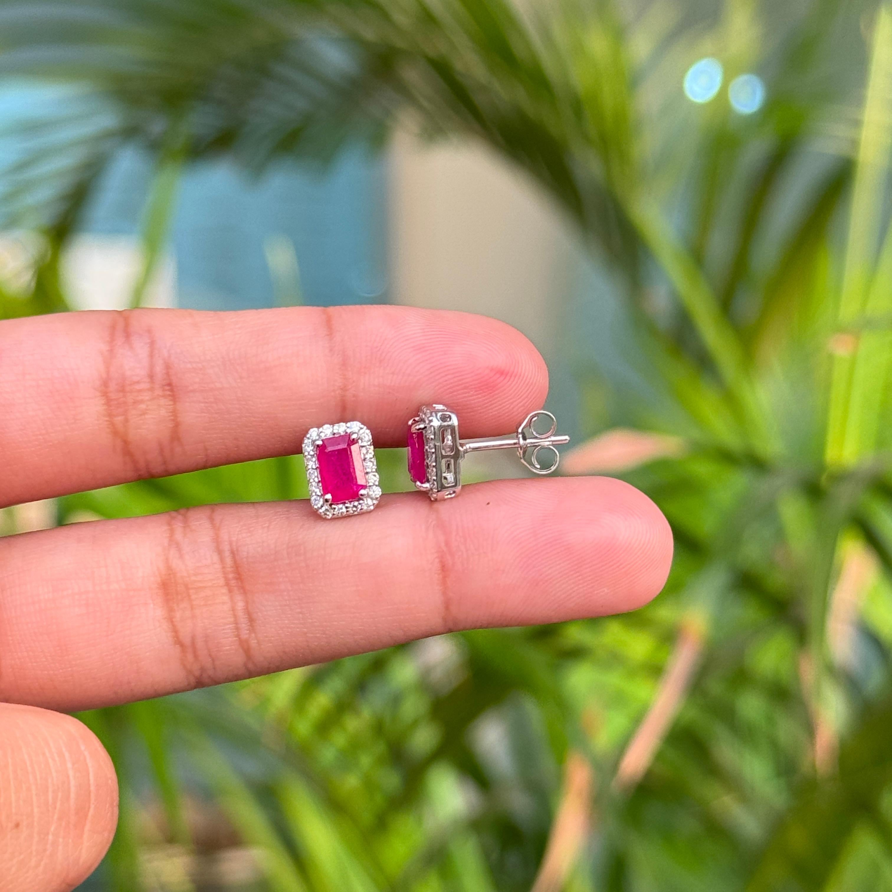 Boucles d'oreilles modernes en or blanc 18K avec halo de rubis et de diamants de 1,17 ct. en vente 4