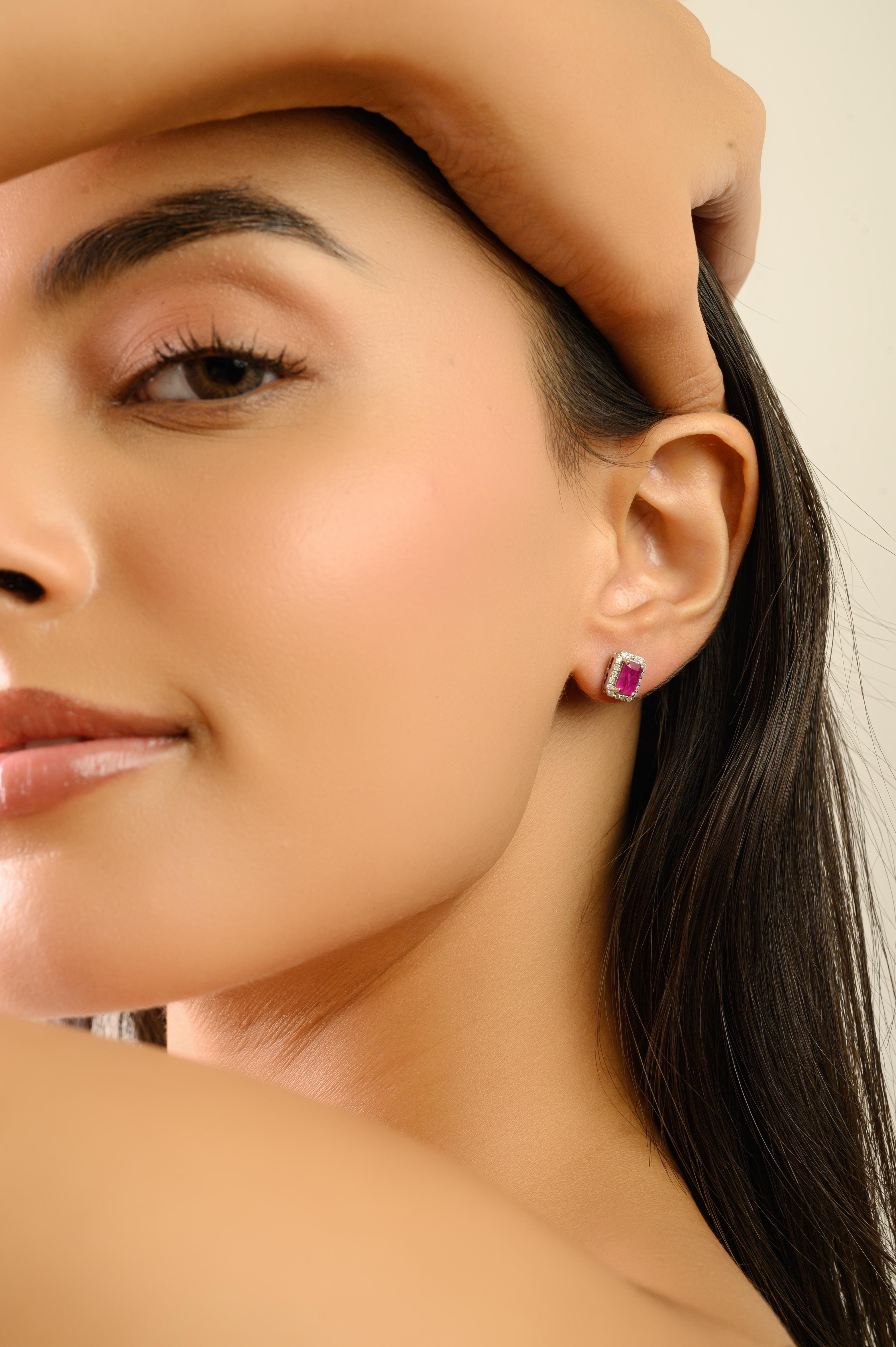 Taille octogone Boucles d'oreilles modernes en or blanc 18K avec halo de rubis et de diamants de 1,17 ct. en vente