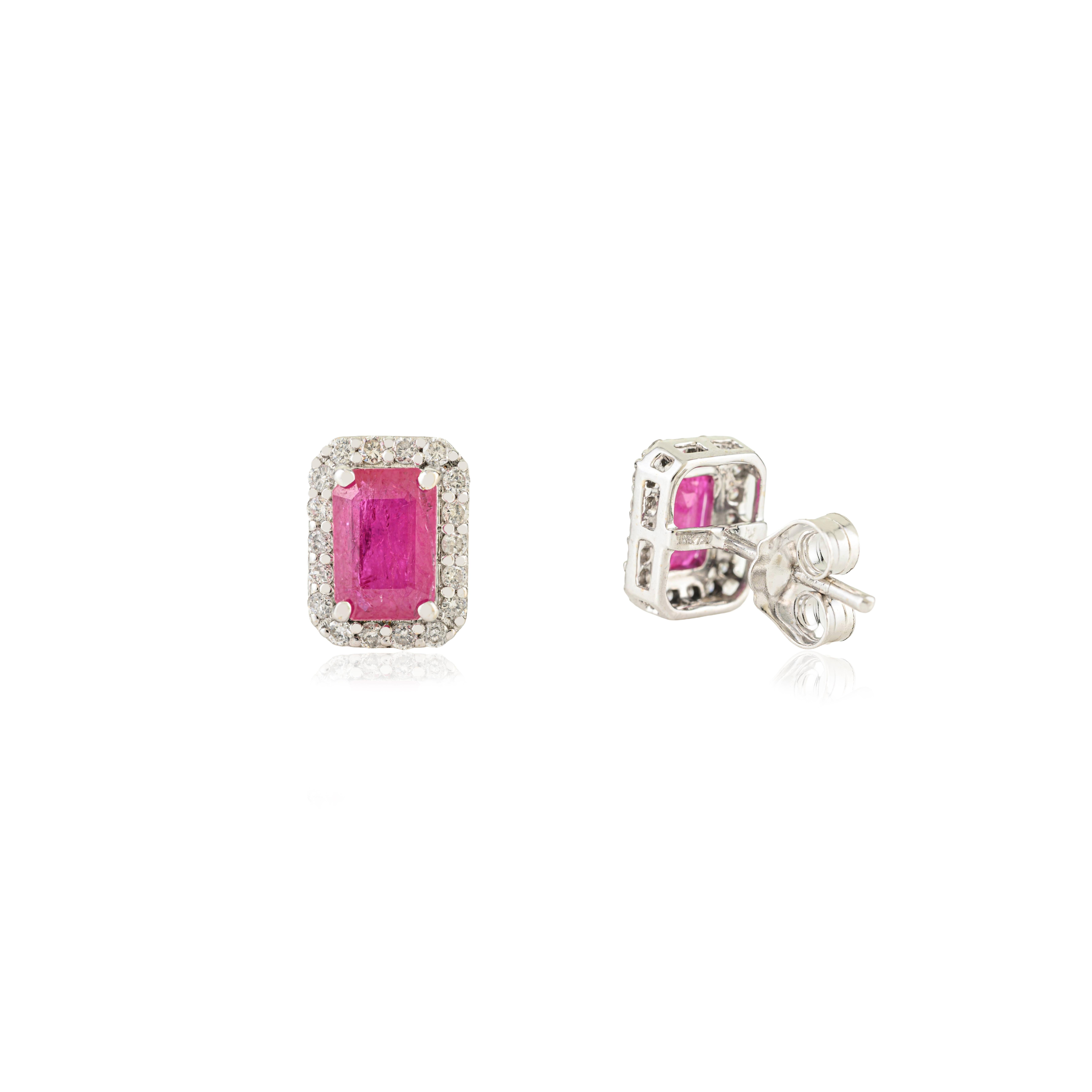Boucles d'oreilles modernes en or blanc 18K avec halo de rubis et de diamants de 1,17 ct. en vente 1