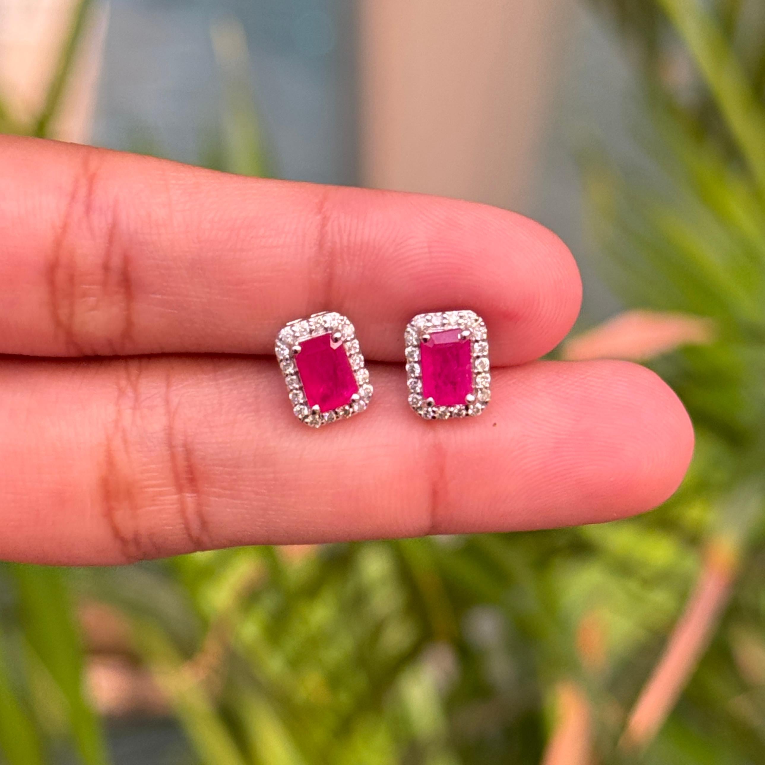 Boucles d'oreilles modernes en or blanc 18K avec halo de rubis et de diamants de 1,17 ct. en vente 2