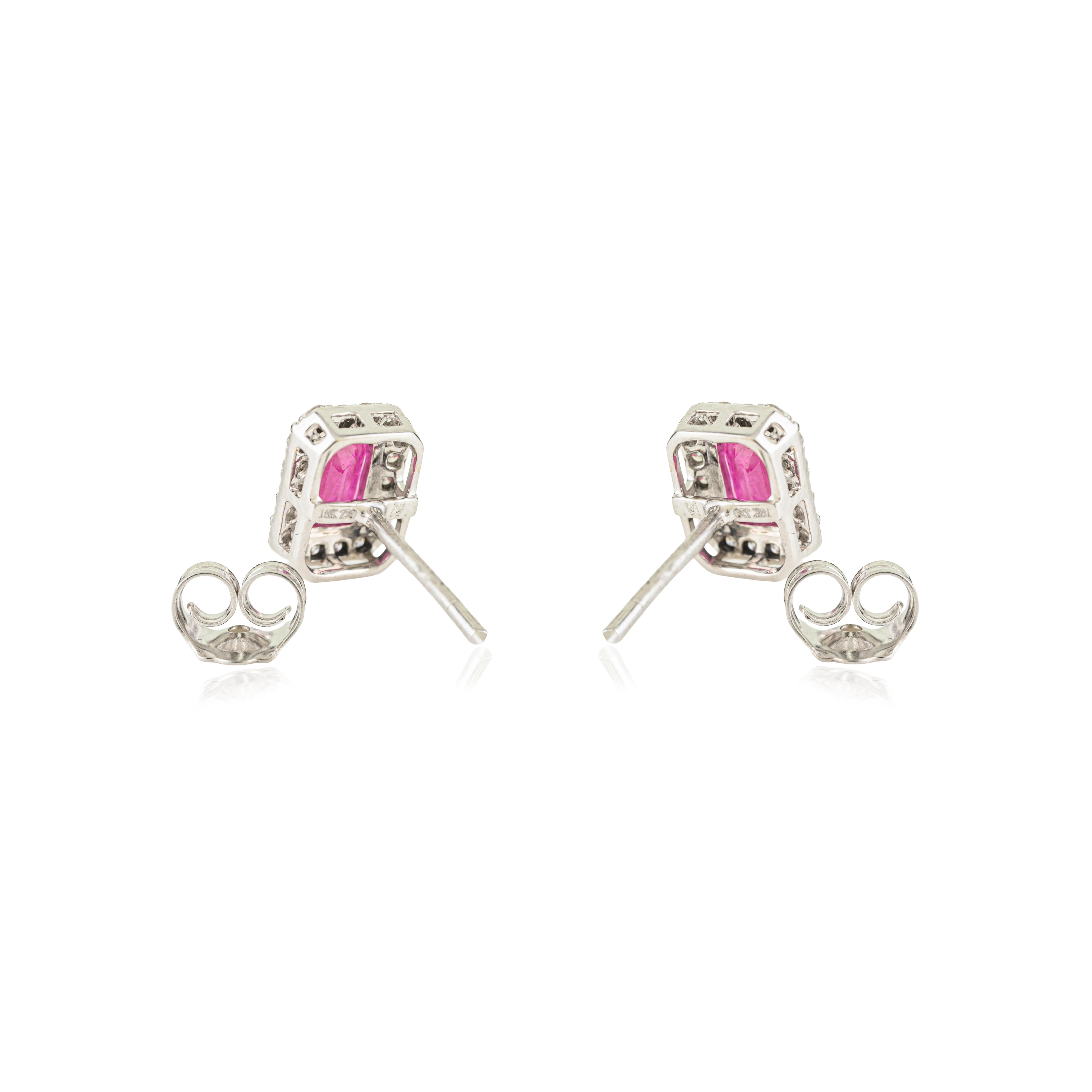 Boucles d'oreilles modernes en or blanc 18K avec halo de rubis et de diamants de 1,17 ct. en vente 3