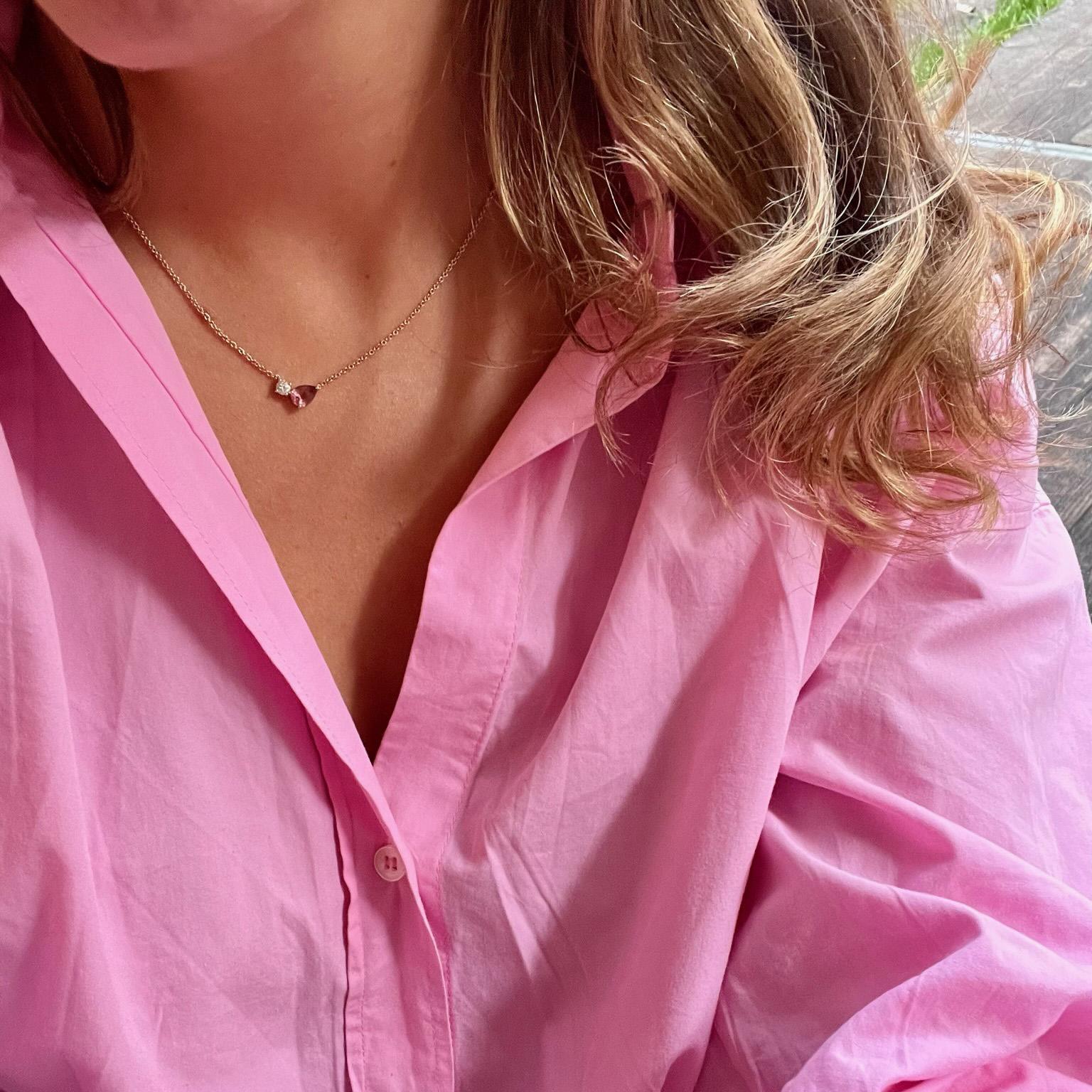 Collier moderne en or blanc 18 carats avec un péridot taillé en poire et un diamant rond en vente 2