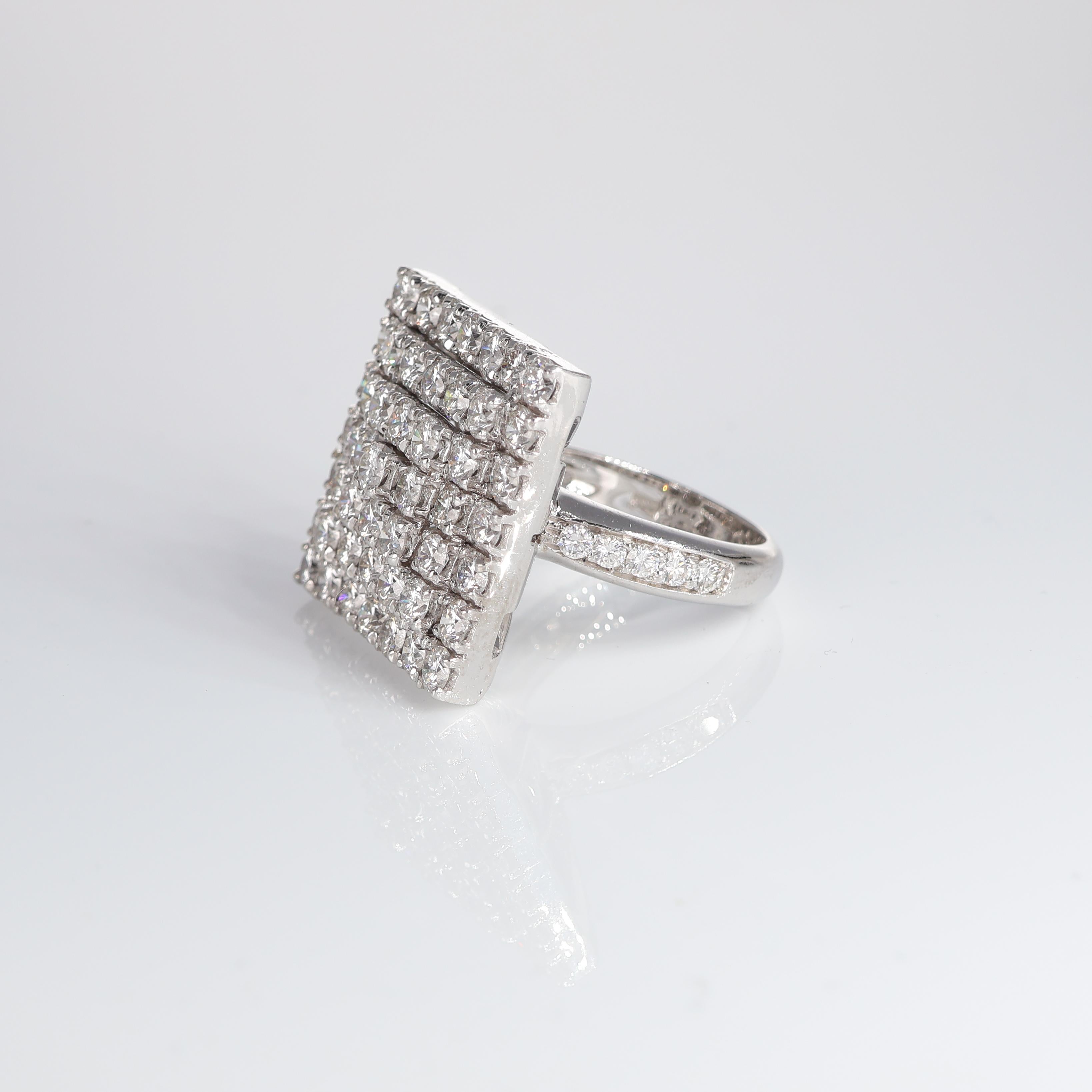 Women's or Men's Modern 18k White Gold Square Ring with Natural Diamond Pavé 5.28 carats For Sale