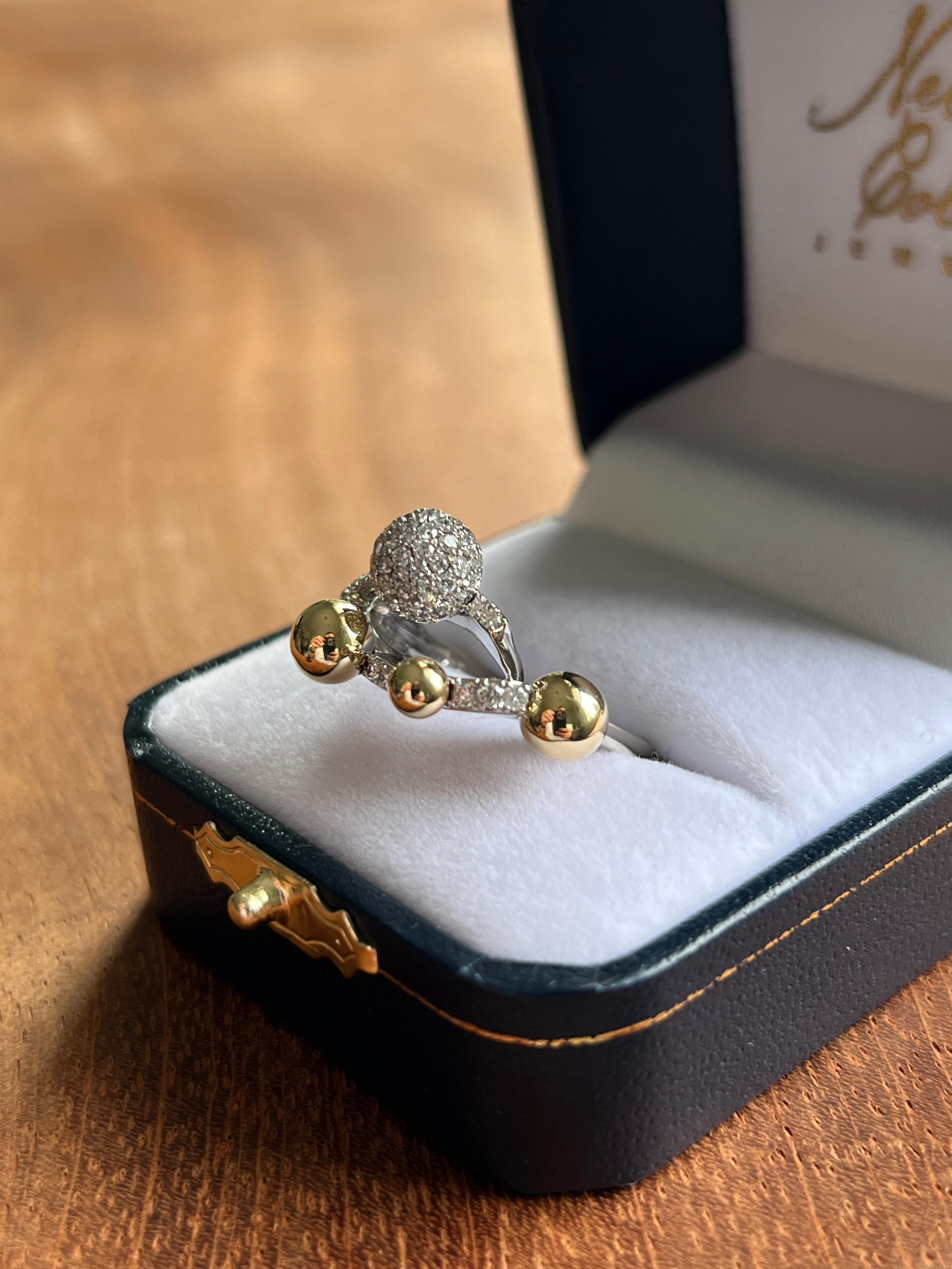 Moderno Anello moderno con diamante a forma libera in oro giallo e bianco 18 carati in vendita
