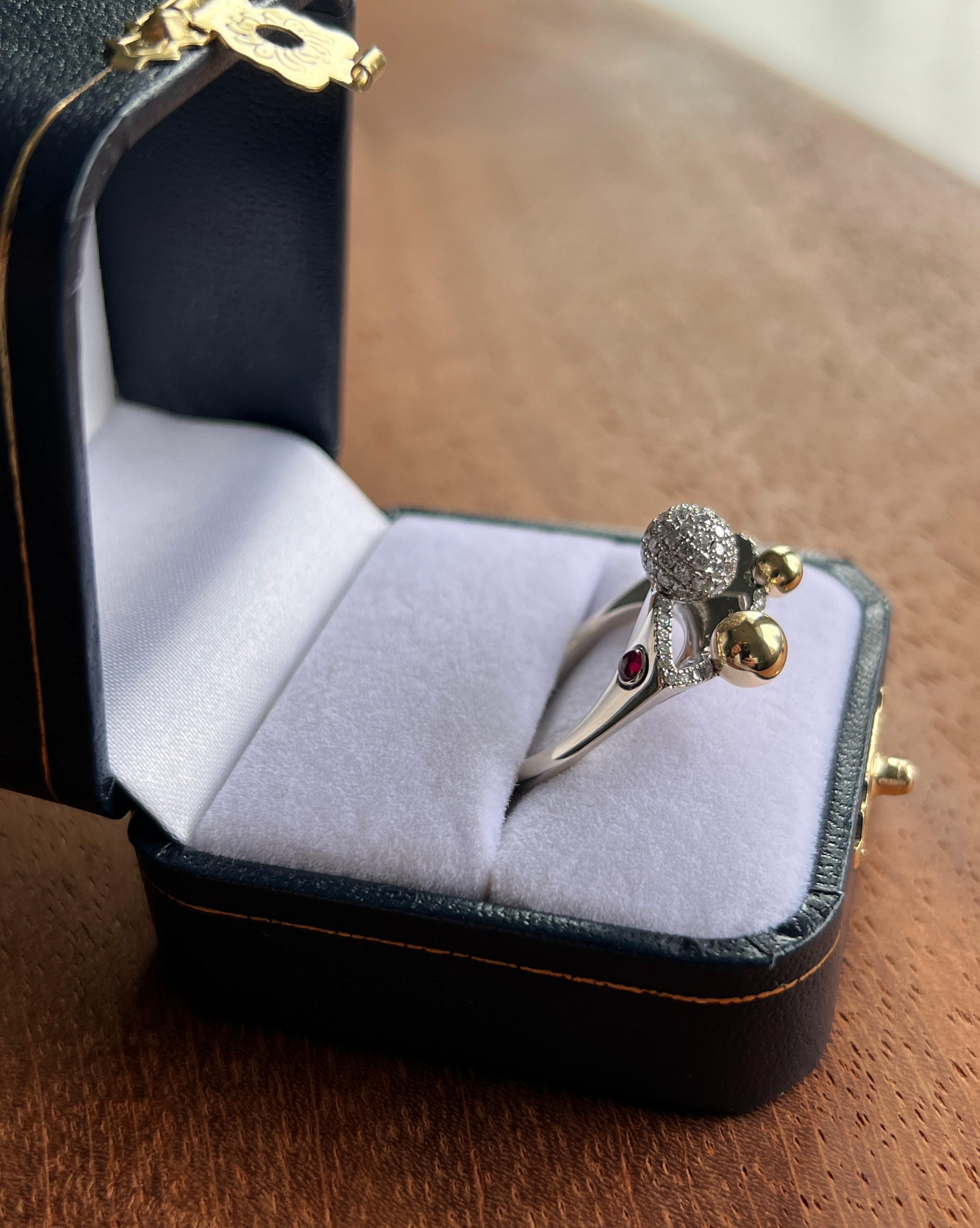 Taglio rotondo Anello moderno con diamante a forma libera in oro giallo e bianco 18 carati in vendita