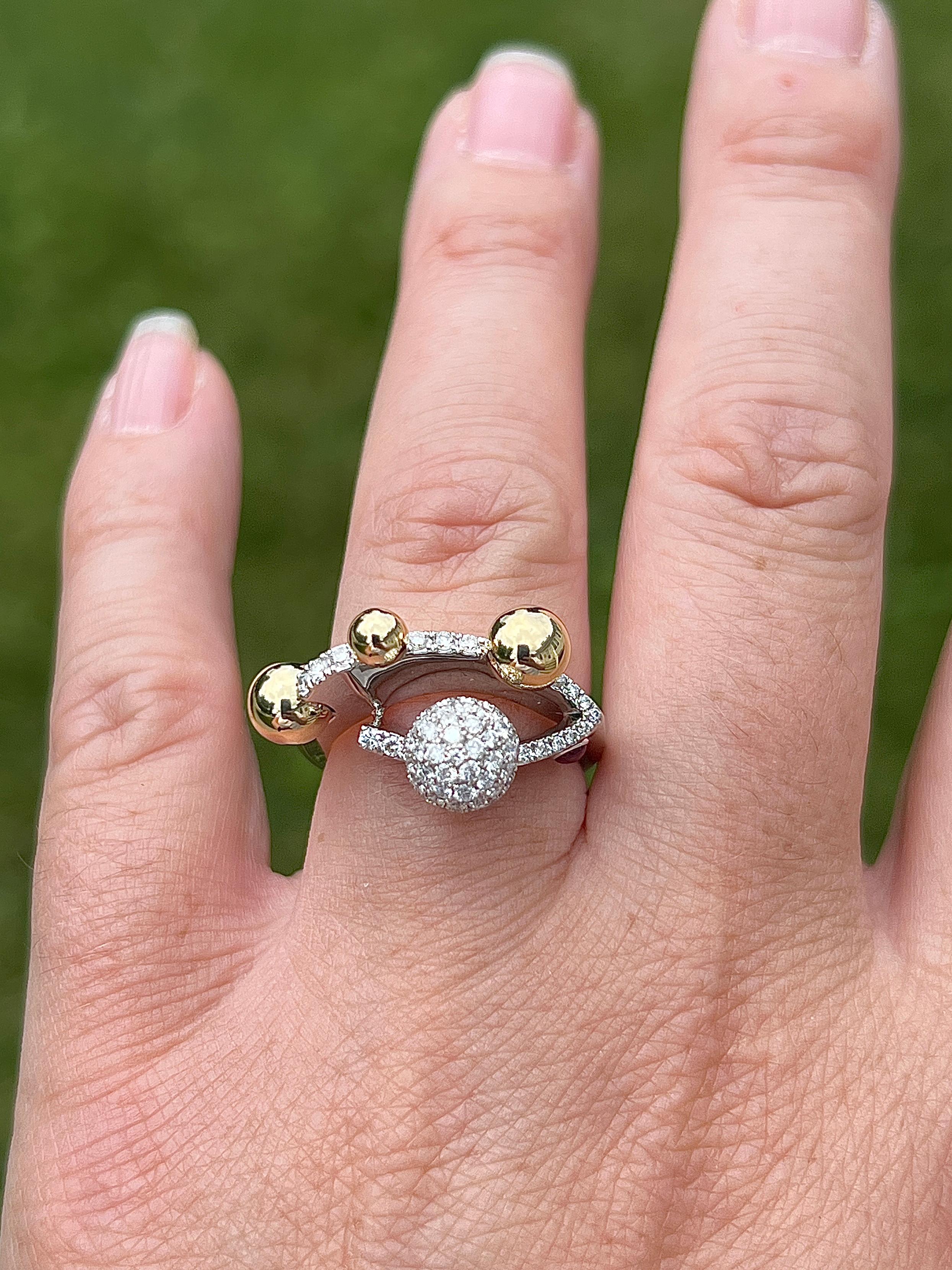 Anello moderno con diamante a forma libera in oro giallo e bianco 18 carati In condizioni buone in vendita a Towson, MD