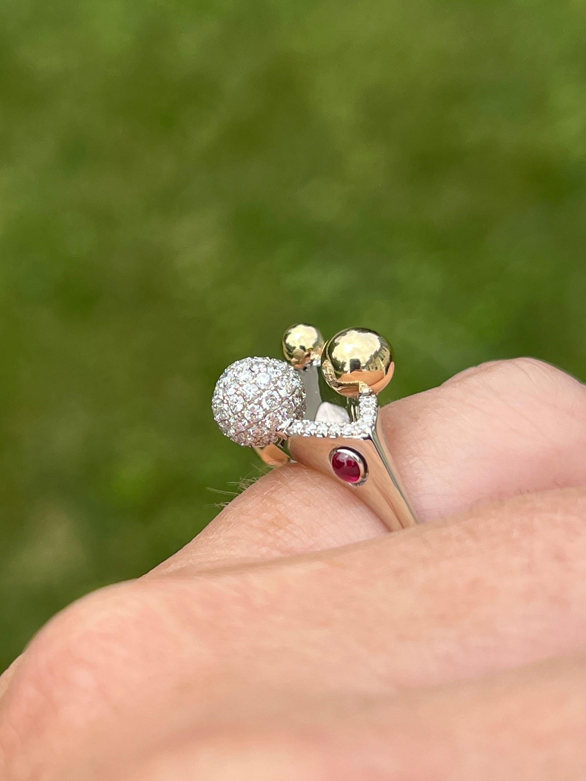 Anello moderno con diamante a forma libera in oro giallo e bianco 18 carati in vendita 1