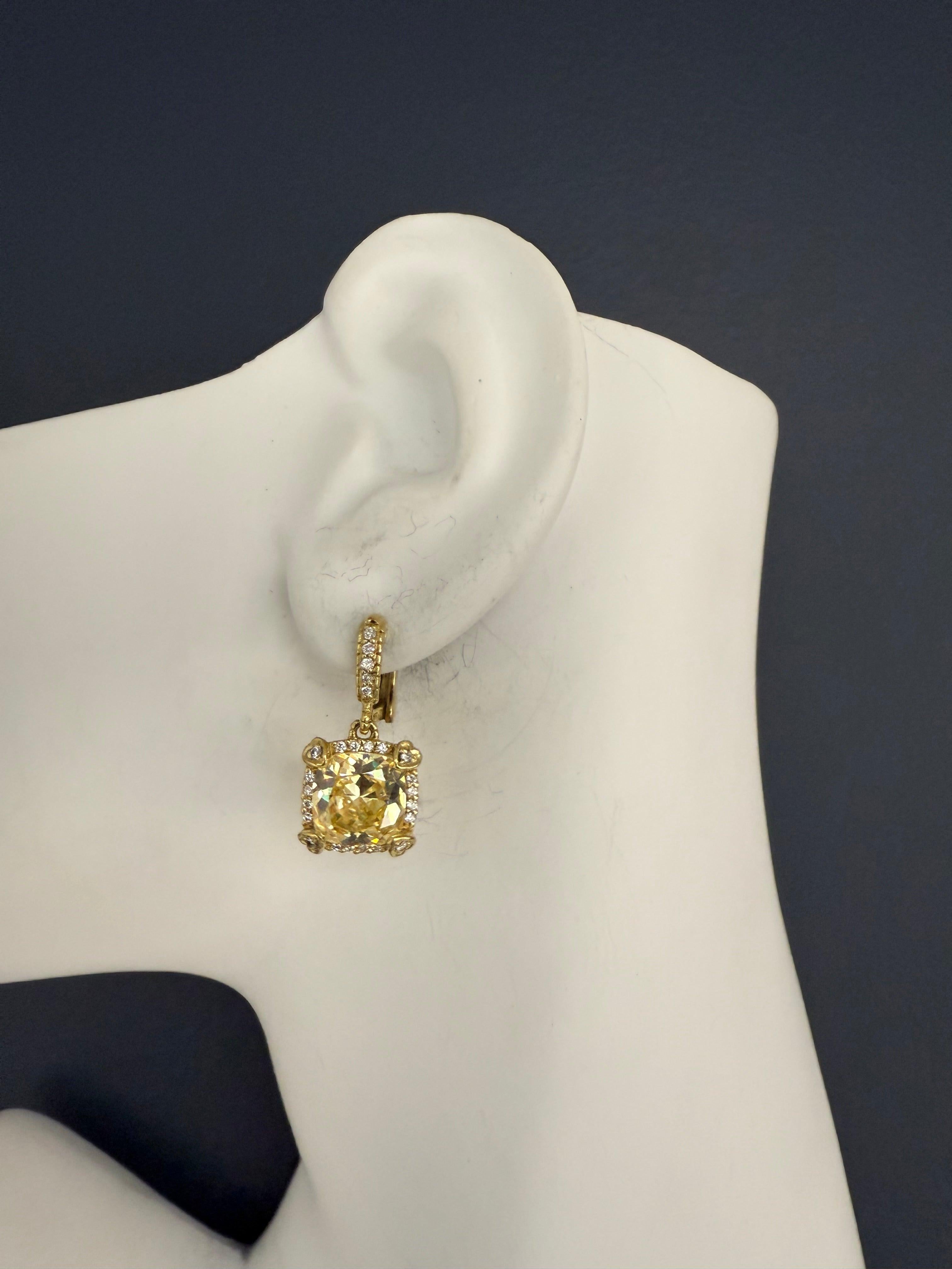 Wunderschöne Tropfenohrringe aus 18 Karat Gelbgold, besetzt mit 50 farblosen, runden Brillanten von insgesamt etwa 0,50 Karat. In der Mitte jedes Ohrrings befindet sich ein pastellgelber, 10 mm großer Zirkonia, der einen zarten Farbakzent setzt. Die