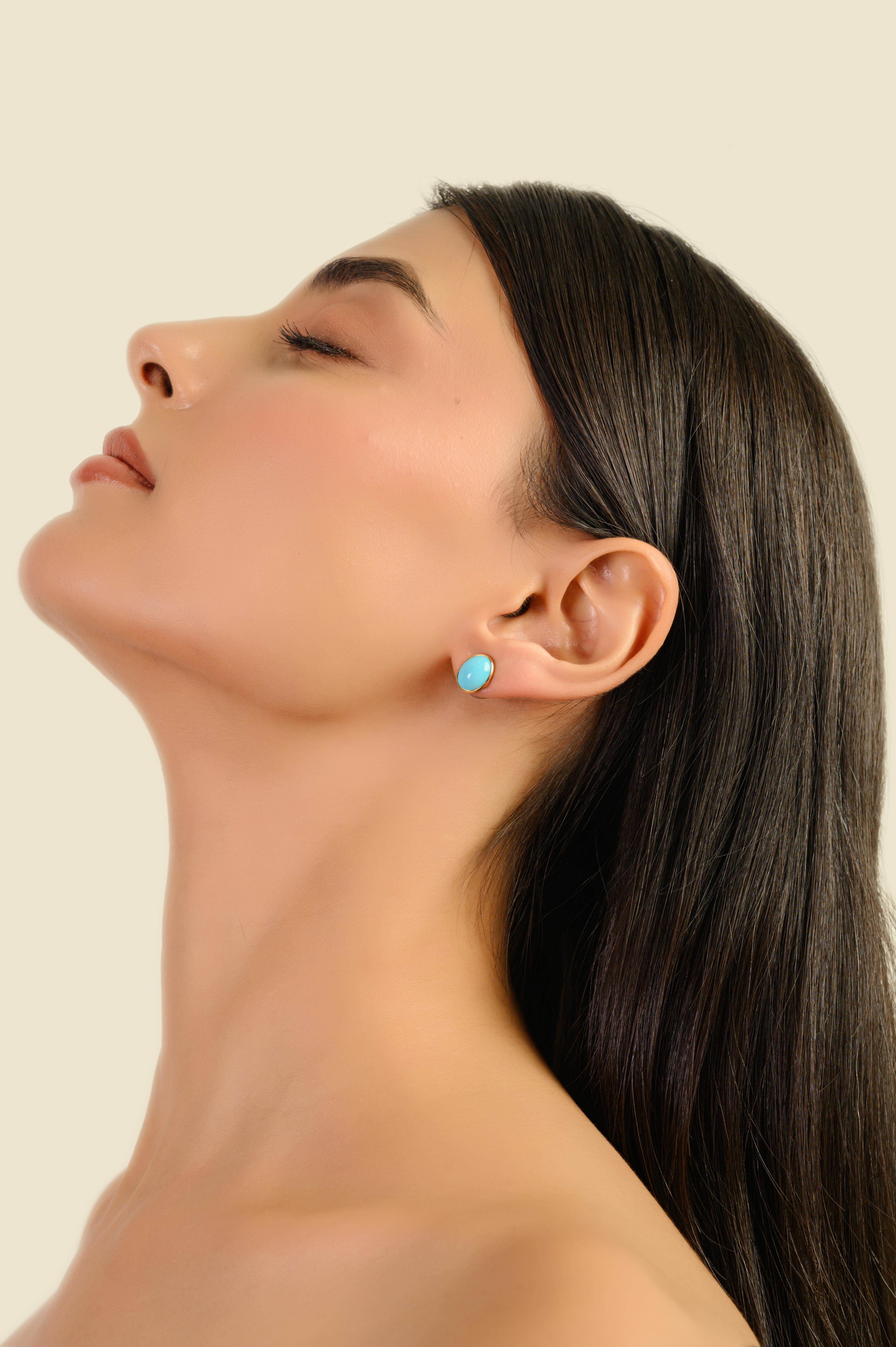 Boucles d'oreilles modernes en or jaune 18 carats serties de turquoise ovale pour femmes Pour femmes en vente