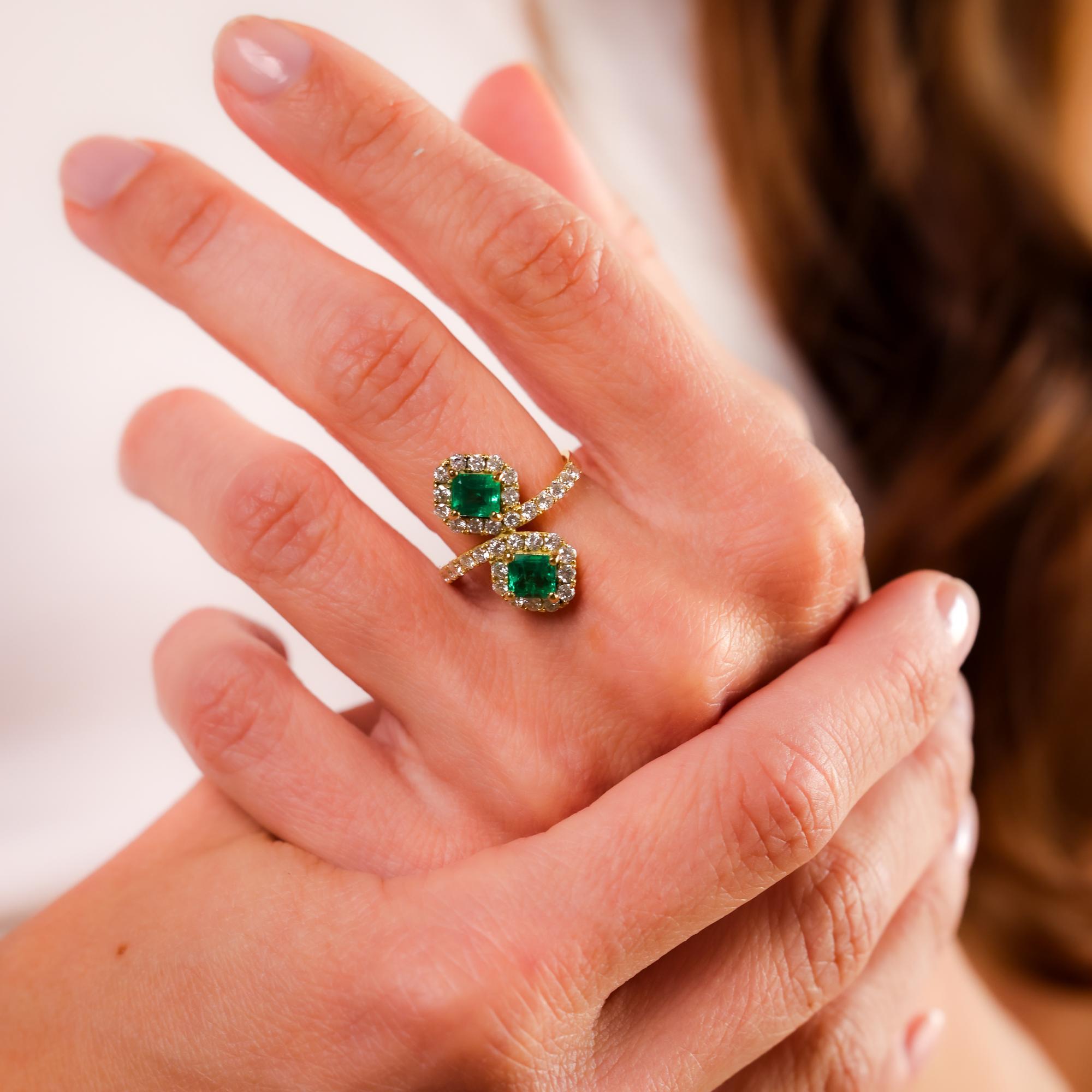 Moderner Ring aus 18 Karat Gelbgold mit 1,12 Karat Smaragd und Diamant toi et moi Pave im Zustand „Hervorragend“ in Beverly Hills, CA