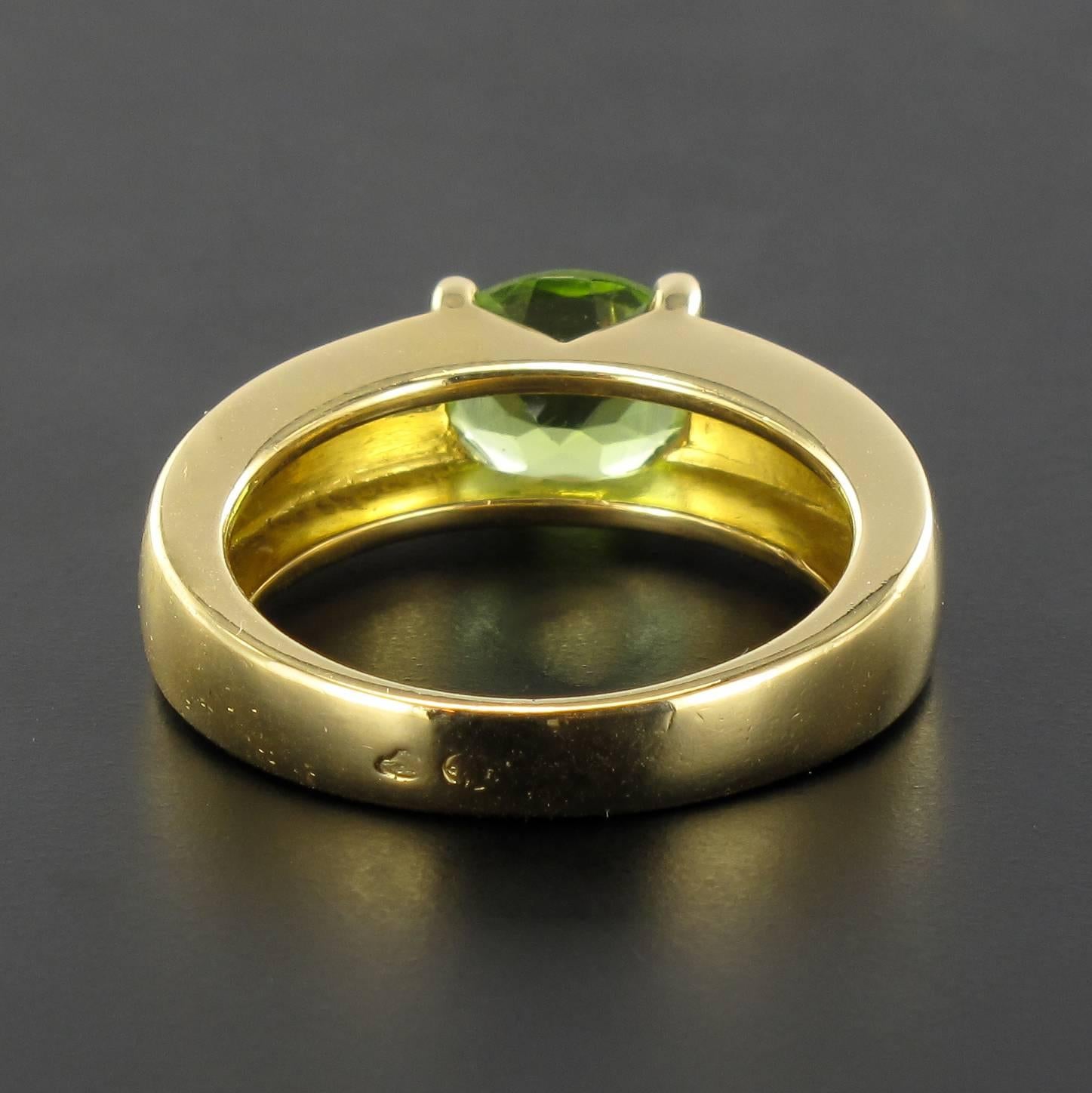 Modern 18K Yellow Gold 1.30 Carat Peridot Ring In Excellent Condition In Poitiers, FR