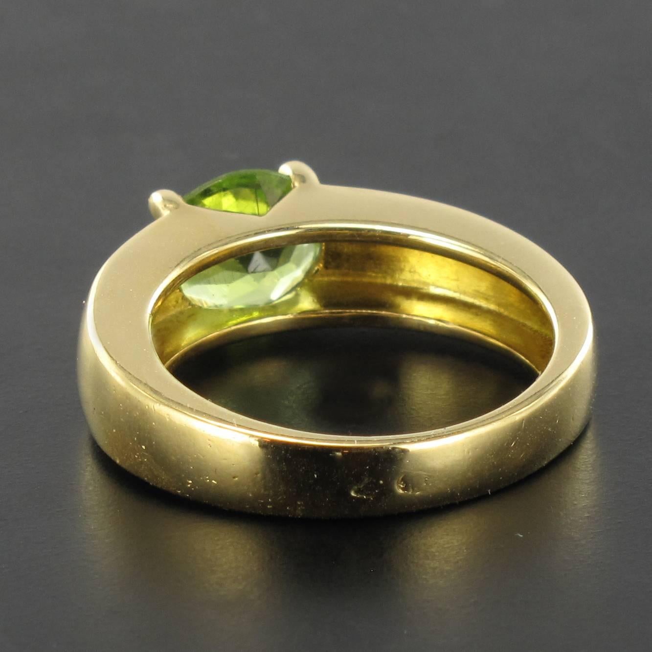 Women's or Men's Modern 18K Yellow Gold 1.30 Carat Peridot Ring