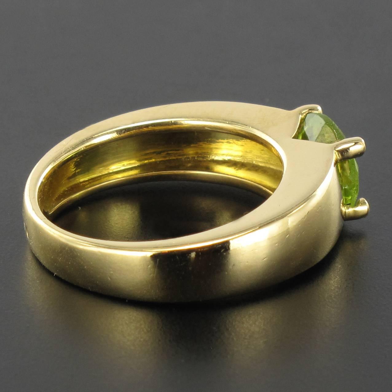 Modern 18K Yellow Gold 1.30 Carat Peridot Ring 1