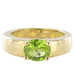 Modern 18K Yellow Gold 1.30 Carat Peridot Ring