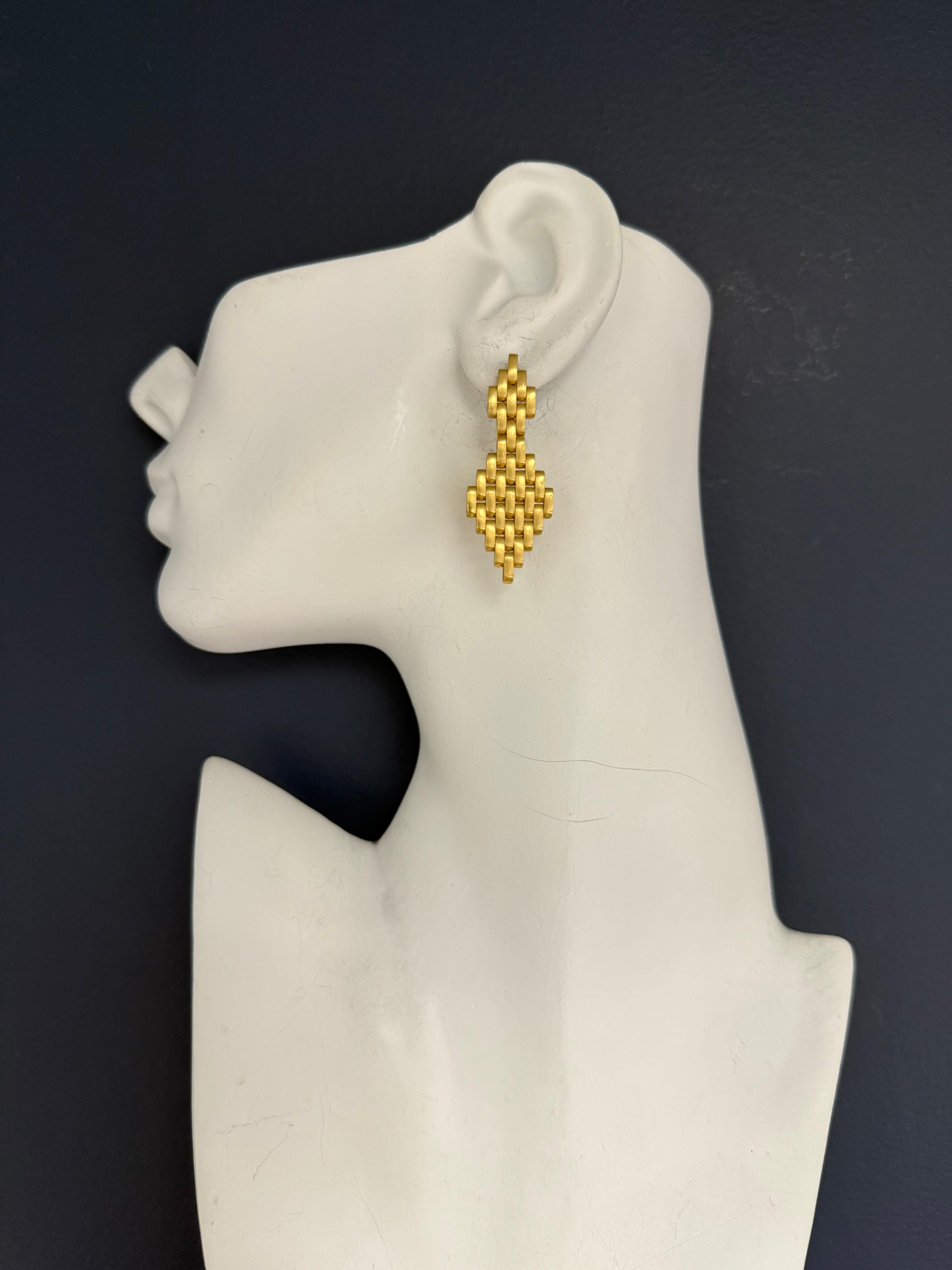 Moderne, abstrakte, lange Statement-Ohrringe aus 18 Karat Gelbgold, in Italien gefertigt, mit anmutigen Kurven und einer kühnen Silhouette. Es ist etwa 2 Zoll lang, 0,75 Zoll breit und 2,2 mm tief. Gestempelt 18K. Gesamtgewicht: 17,5 Gramm.
 
Drei