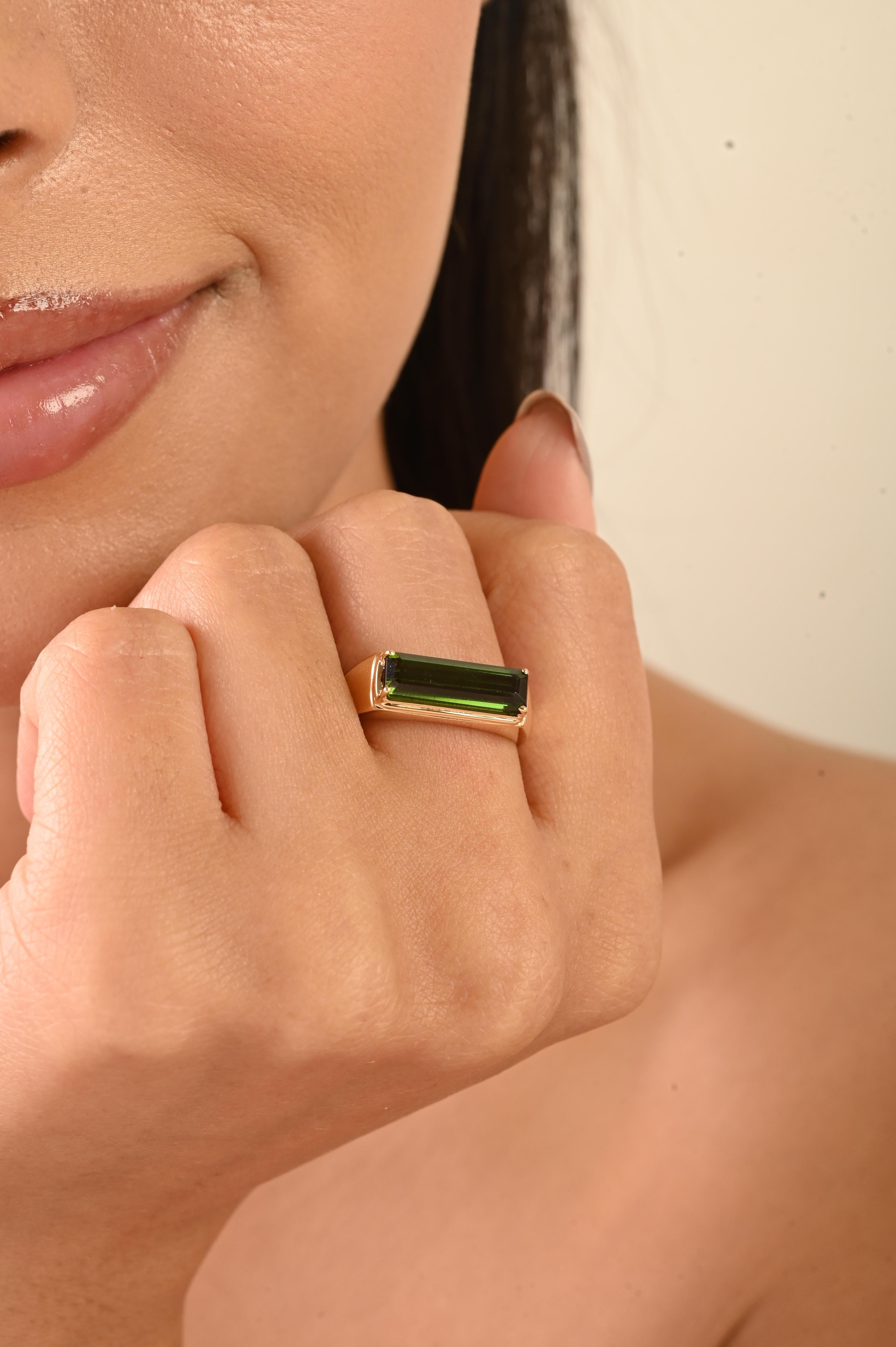 Im Angebot: Moderner Statement-Ring aus 18 Karat Gelbgold mit 2,19 Karat grünem Turmalin im Baguetteschliff () 2