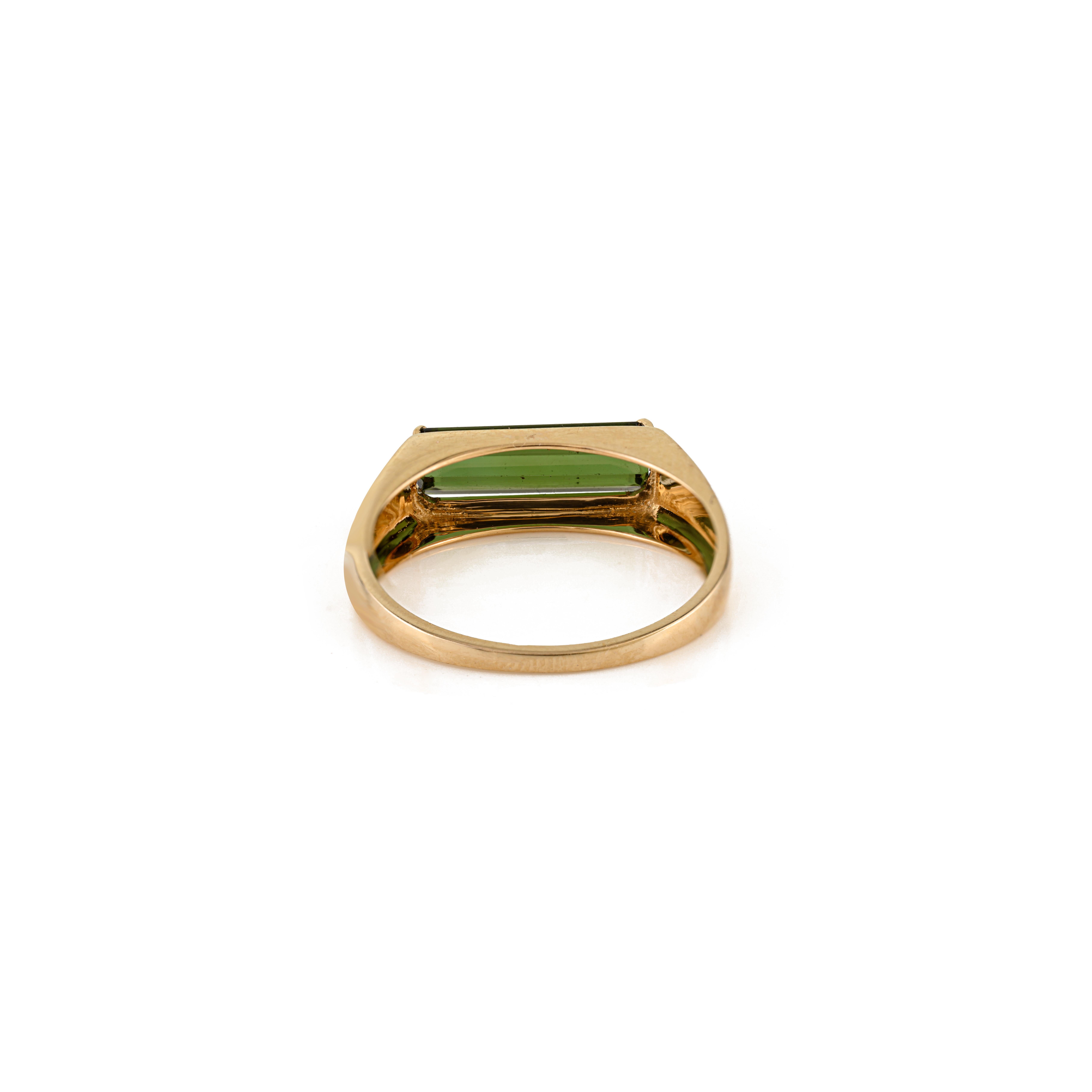 Im Angebot: Moderner Statement-Ring aus 18 Karat Gelbgold mit 2,19 Karat grünem Turmalin im Baguetteschliff () 3