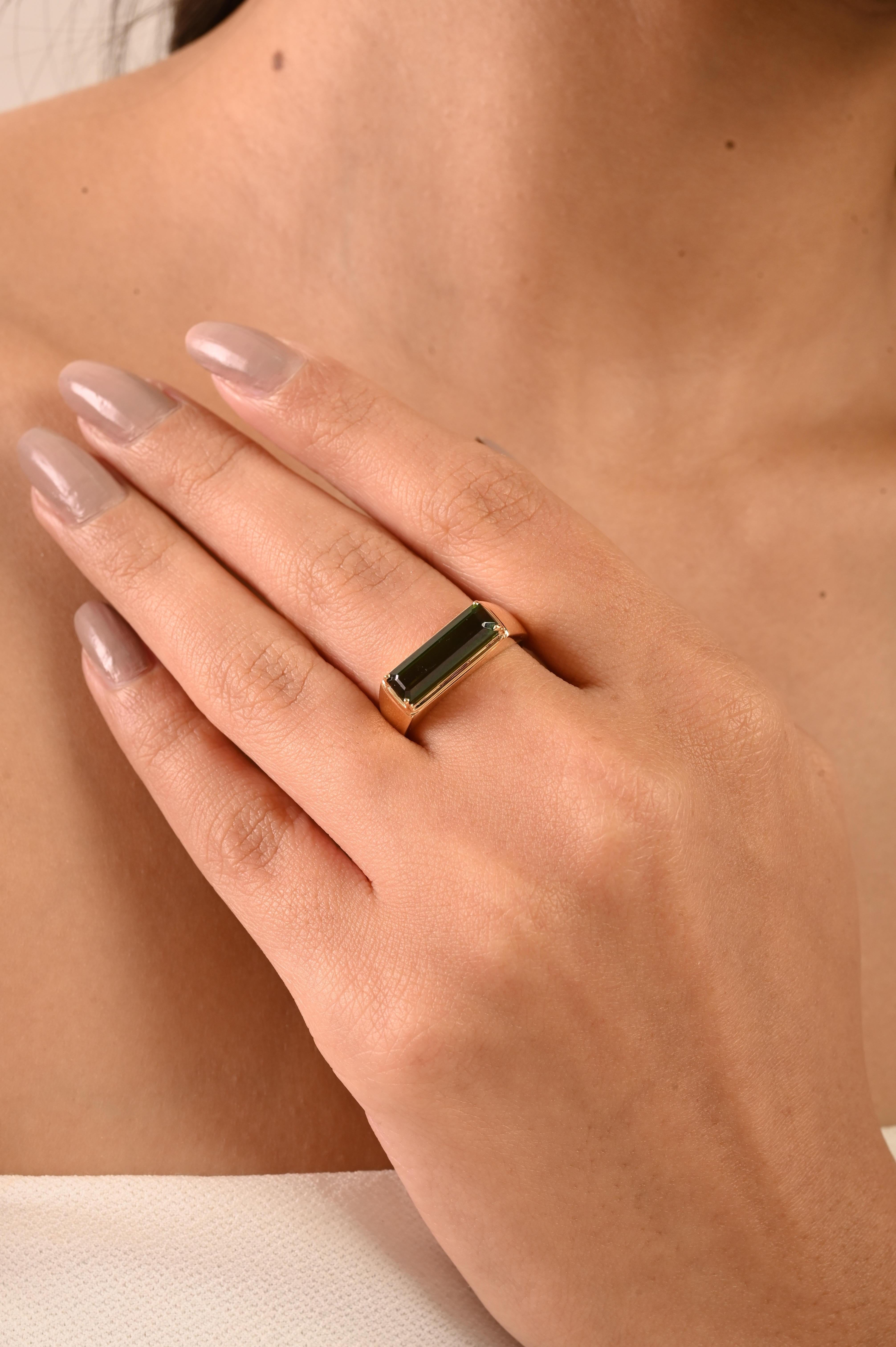 Im Angebot: Moderner Statement-Ring aus 18 Karat Gelbgold mit 2,19 Karat grünem Turmalin im Baguetteschliff () 4