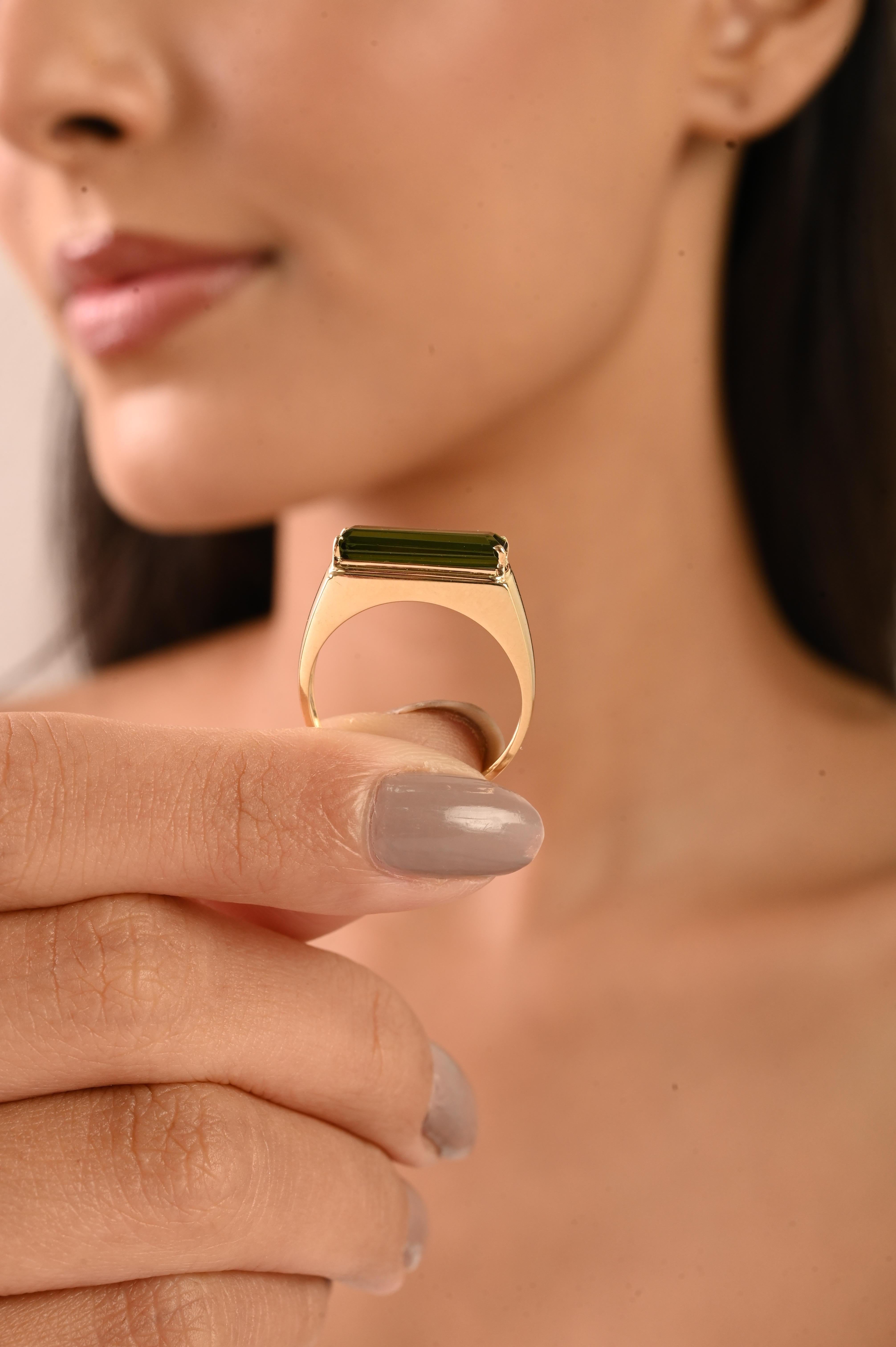 Im Angebot: Moderner Statement-Ring aus 18 Karat Gelbgold mit 2,19 Karat grünem Turmalin im Baguetteschliff () 6