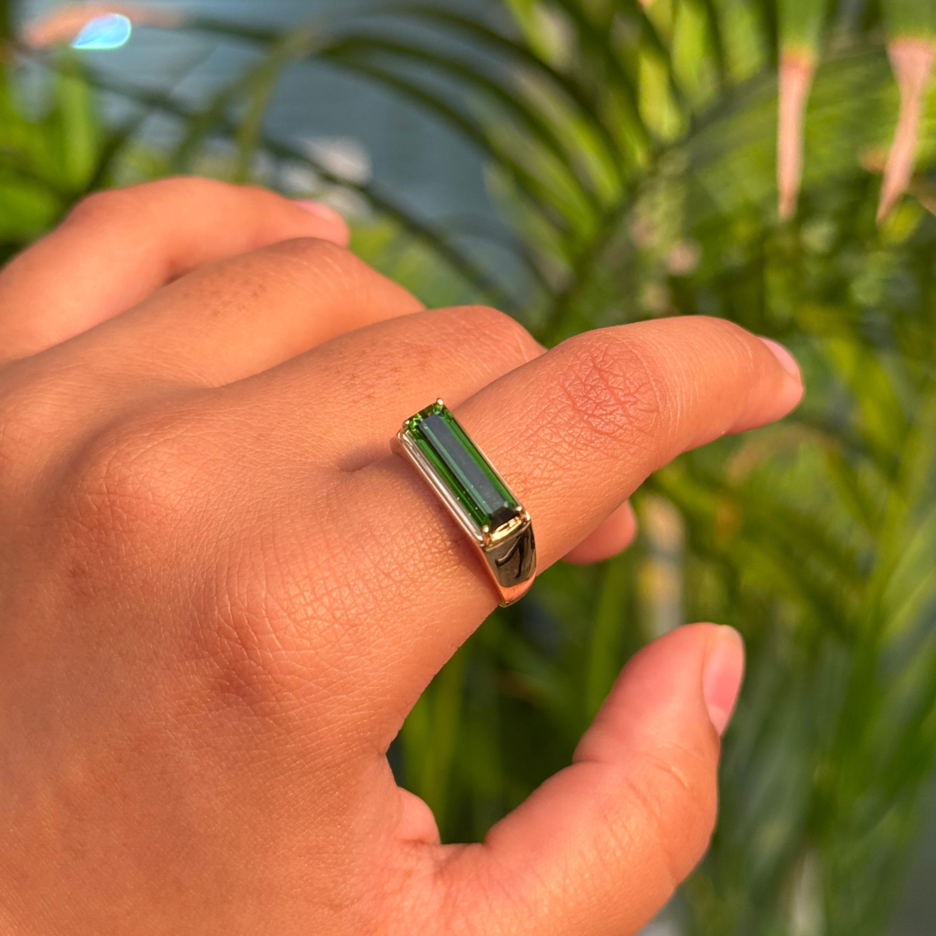 Im Angebot: Moderner Statement-Ring aus 18 Karat Gelbgold mit 2,19 Karat grünem Turmalin im Baguetteschliff () 8