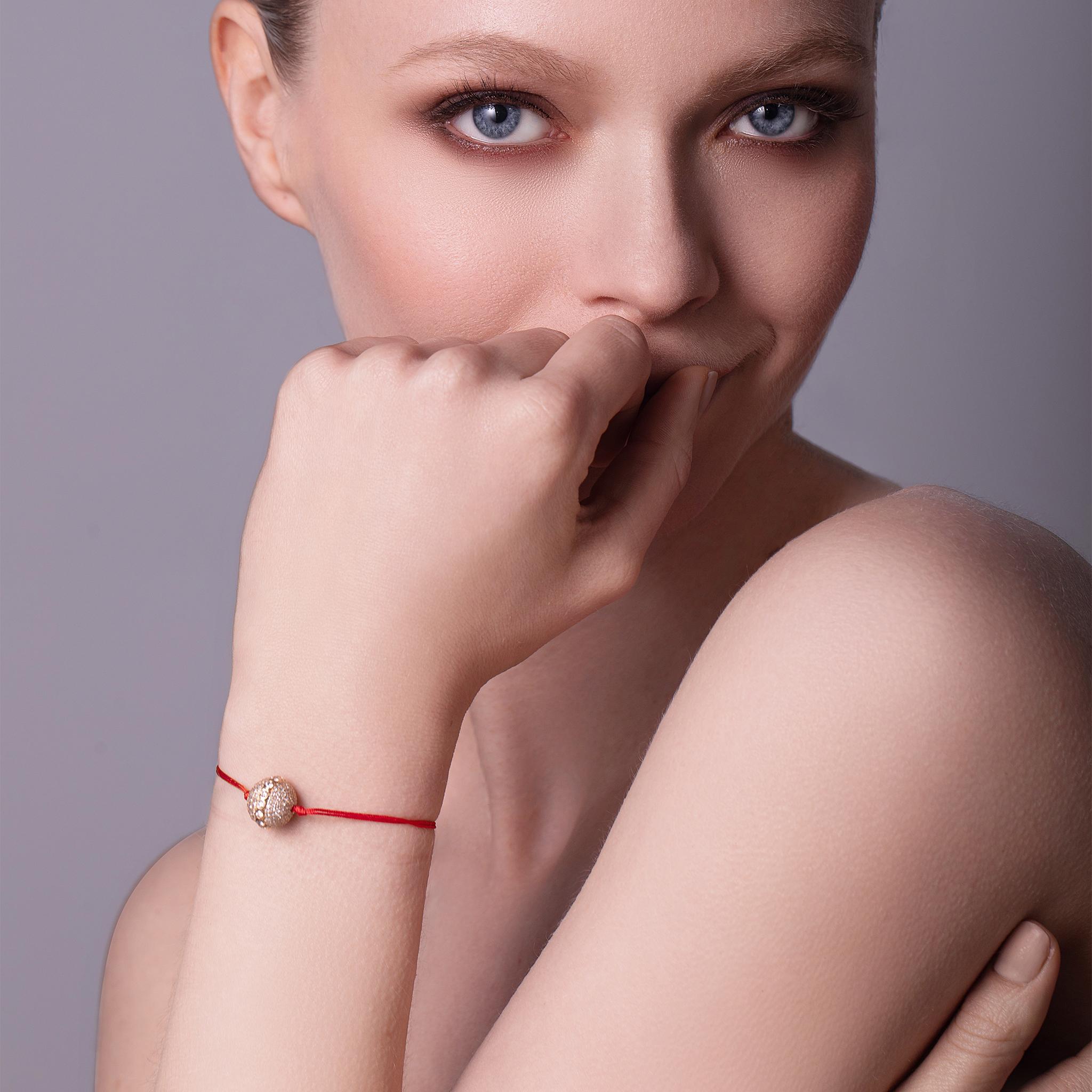 Una nueva versión de la clásica pulsera de talla única que representa el orbe infinito Signature de oro de 18 quilates de giro libre hecho a mano de THEVAULT15. Un Orbe especial con incrustaciones de brillantes diamantes y un cinturón de diamantes