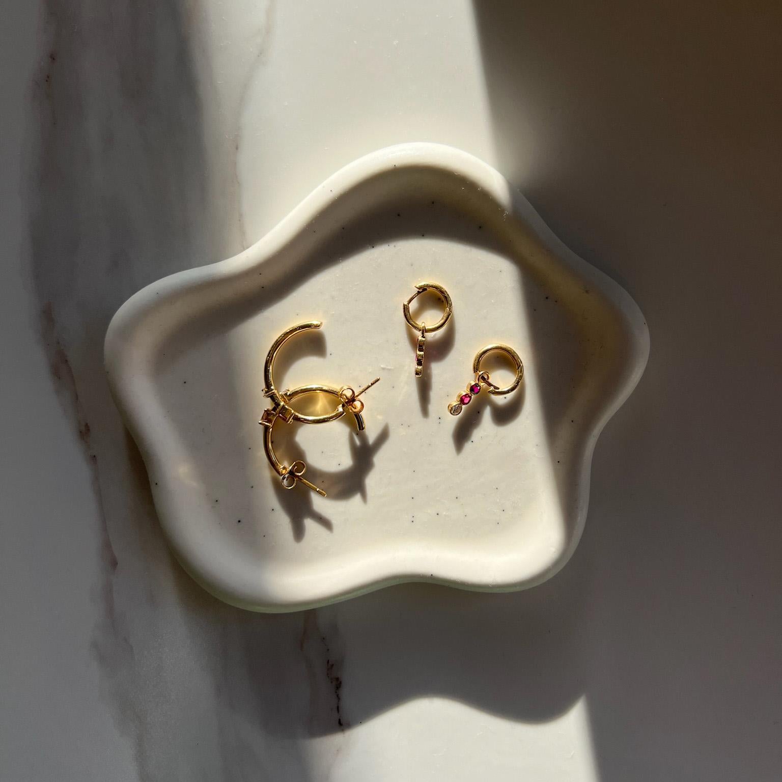 Orecchini moderni in oro giallo 18k con due Citrini rotondi e un diamante rotondo In condizioni Nuovo in vendita a Antwerp, BE