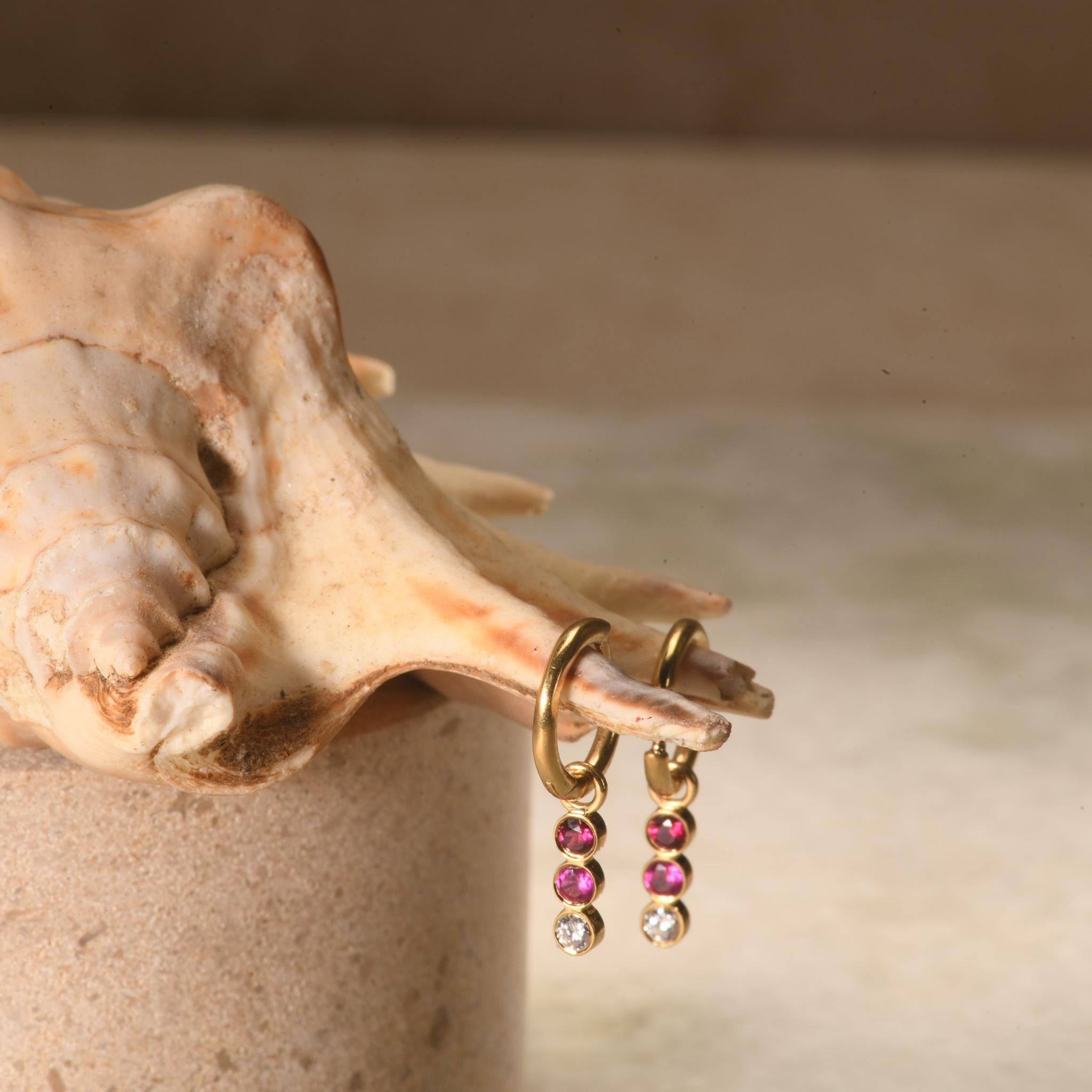 Donna Orecchini moderni in oro giallo 18k con due Citrini rotondi e un diamante rotondo in vendita