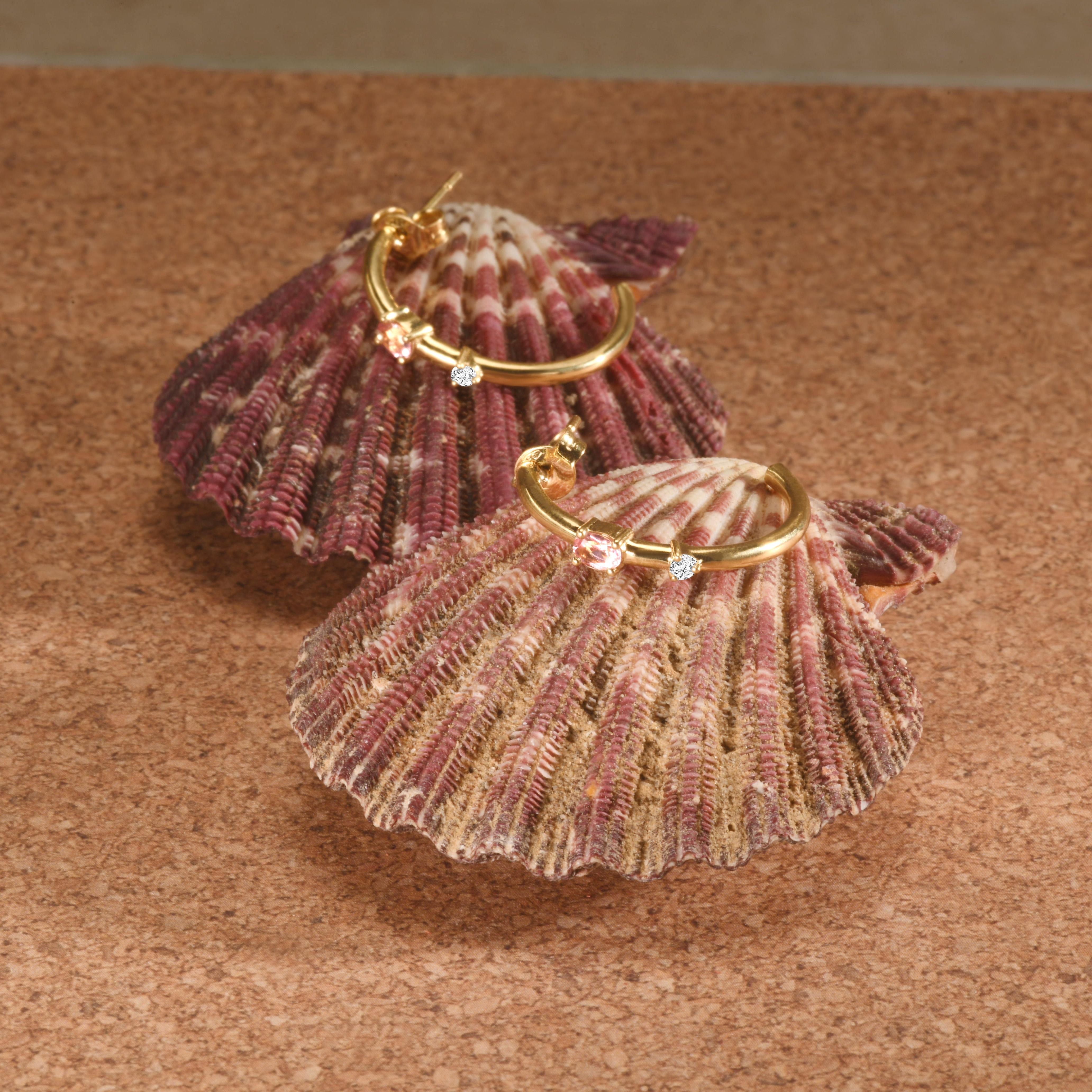 Taille ovale Anneaux modernes en or jaune 18 carats à demi-ouverture avec tourmaline rose ovale et diamants en vente