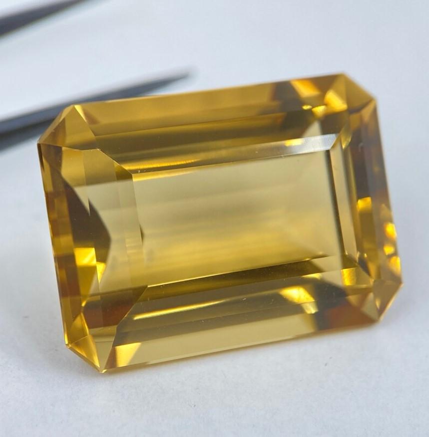 Questa collana presenta un citrino taglio smeraldo (6 x 4 mm), graziosamente incastonato in oro 18 carati. Lunghezza collana 38 cm.

Ogni pezzo è meticolosamente realizzato a mano ad Anversa da artigiani esperti e altamente qualificati. Le nostre