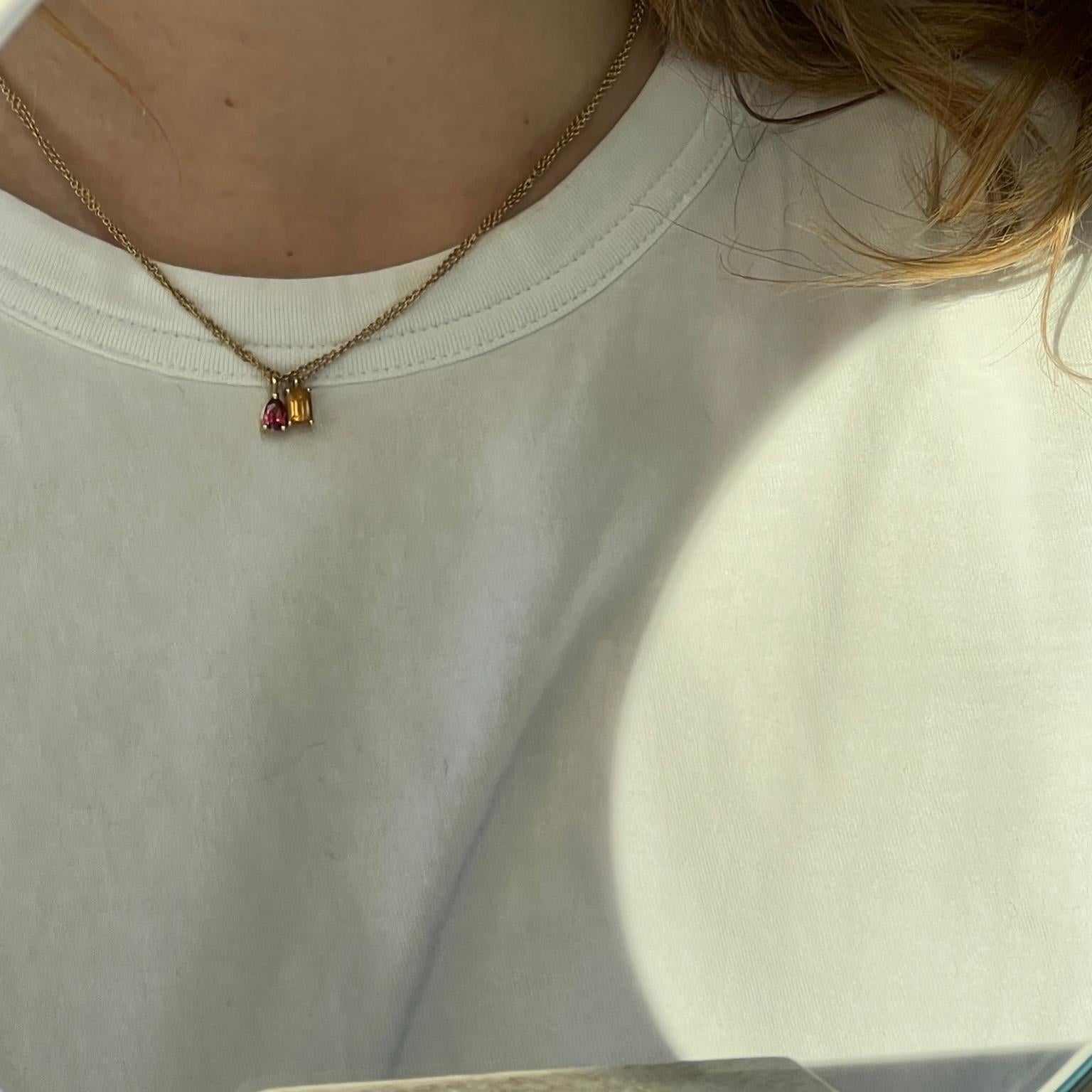Contemporain Collier moderne en or jaune 18 carats avec une tourmaline verte taillée en émeraude en vente