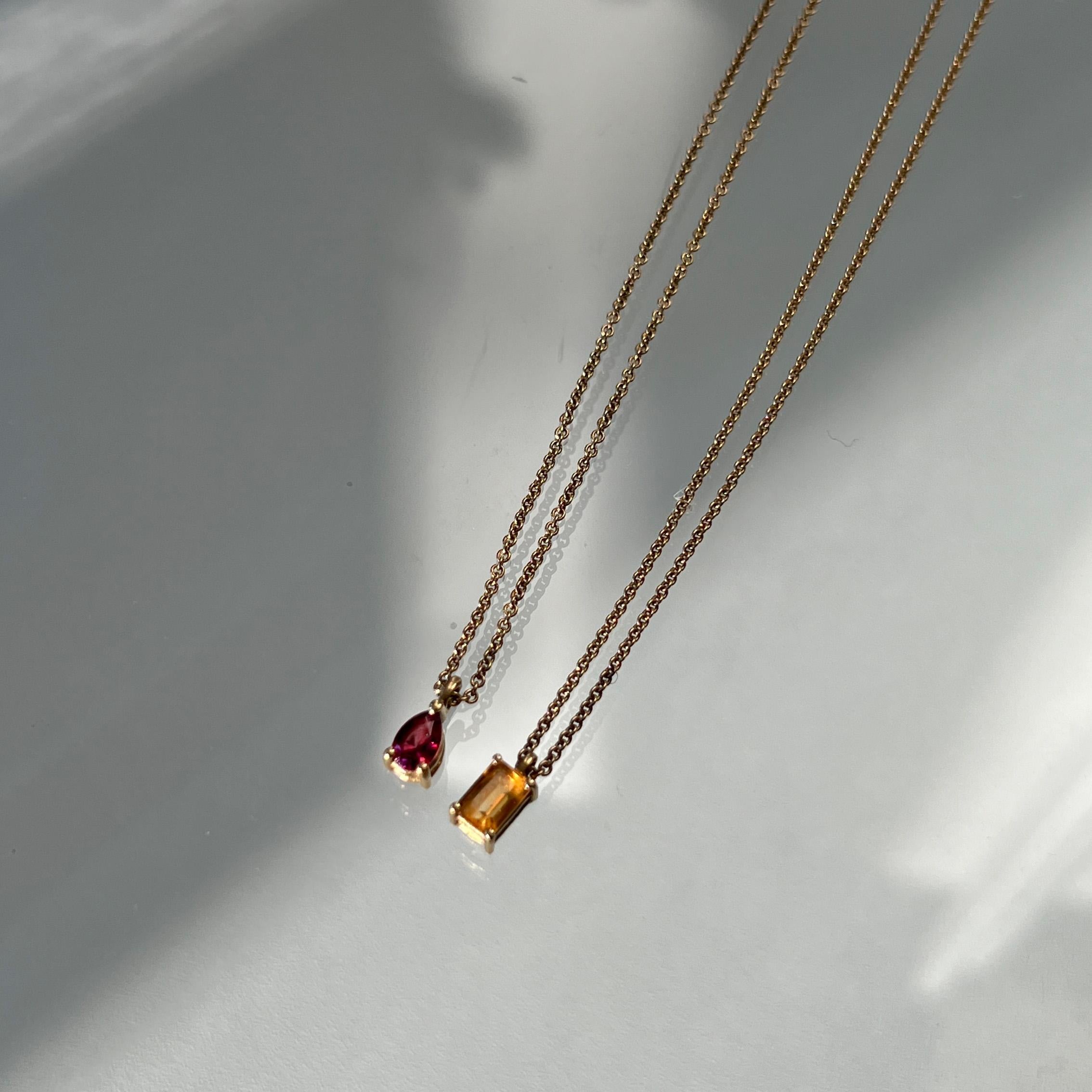 Taille émeraude Collier moderne en or jaune 18 carats avec une tourmaline verte taillée en émeraude en vente